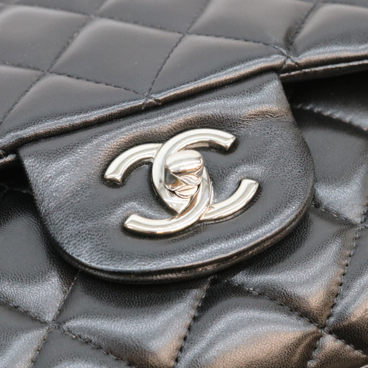 Chanel Black Leather Shoulder Bag (Pre-Owned)