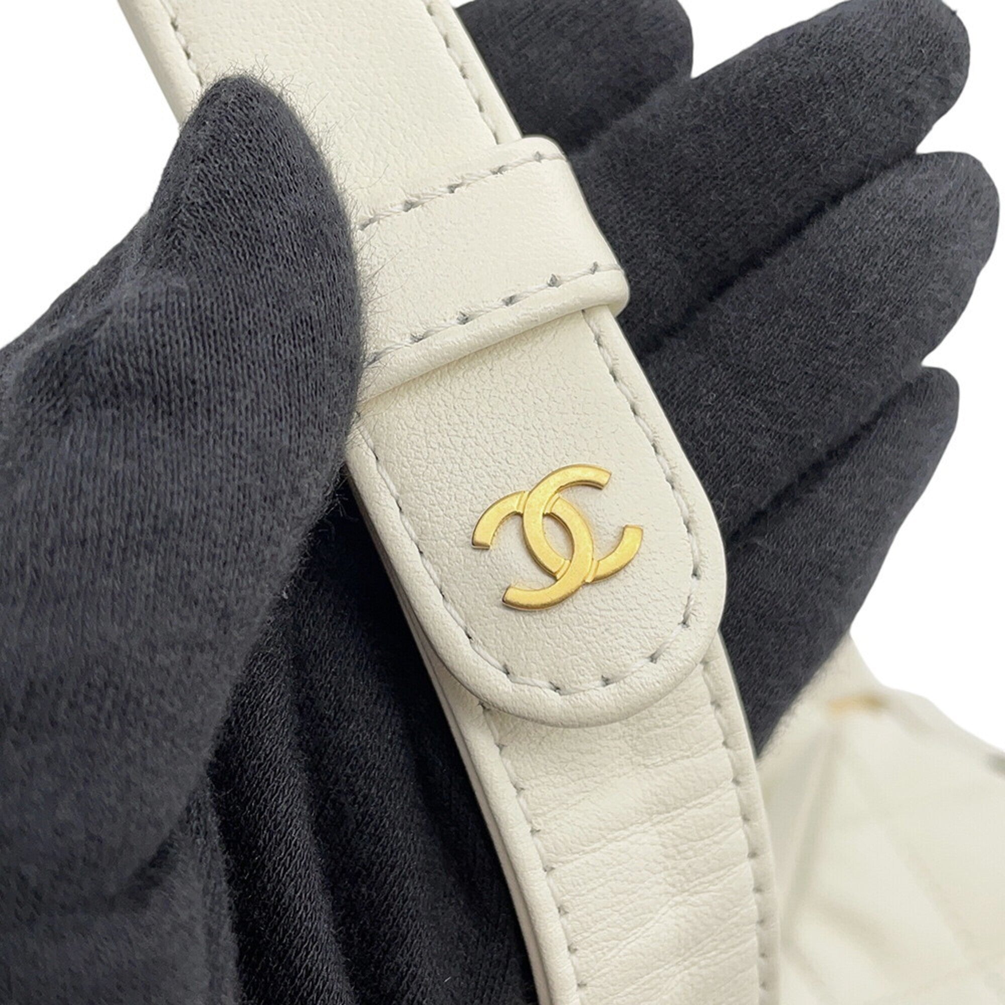 Chanel White Leather Shoulder Bag (Pre-Owned)