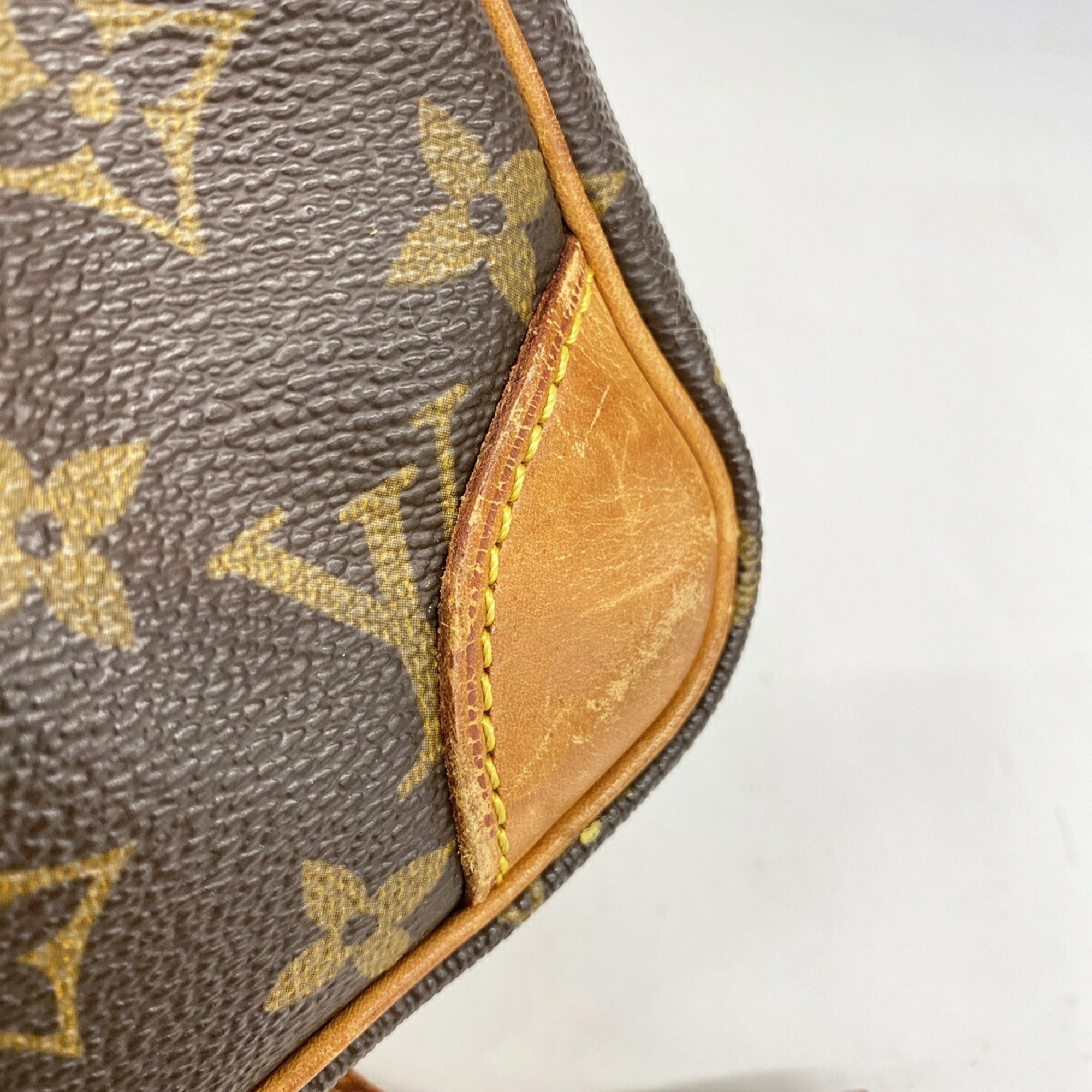 Louis Vuitton Brown Shoulder Bag (Pre-Owned)