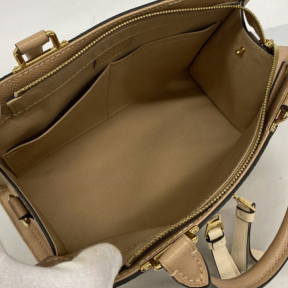 Louis Vuitton Beige Handbag (Pre-Owned)