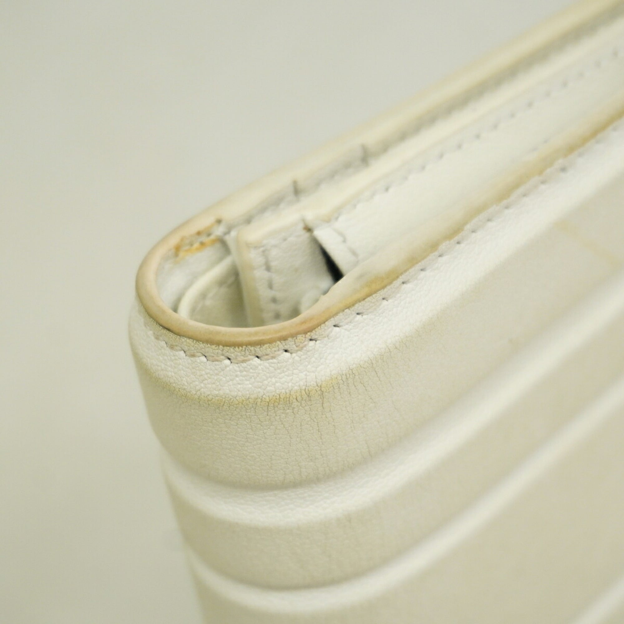Salvatore Ferragamo White Leather Wallet (Bi-Fold) (Pre-Owned)