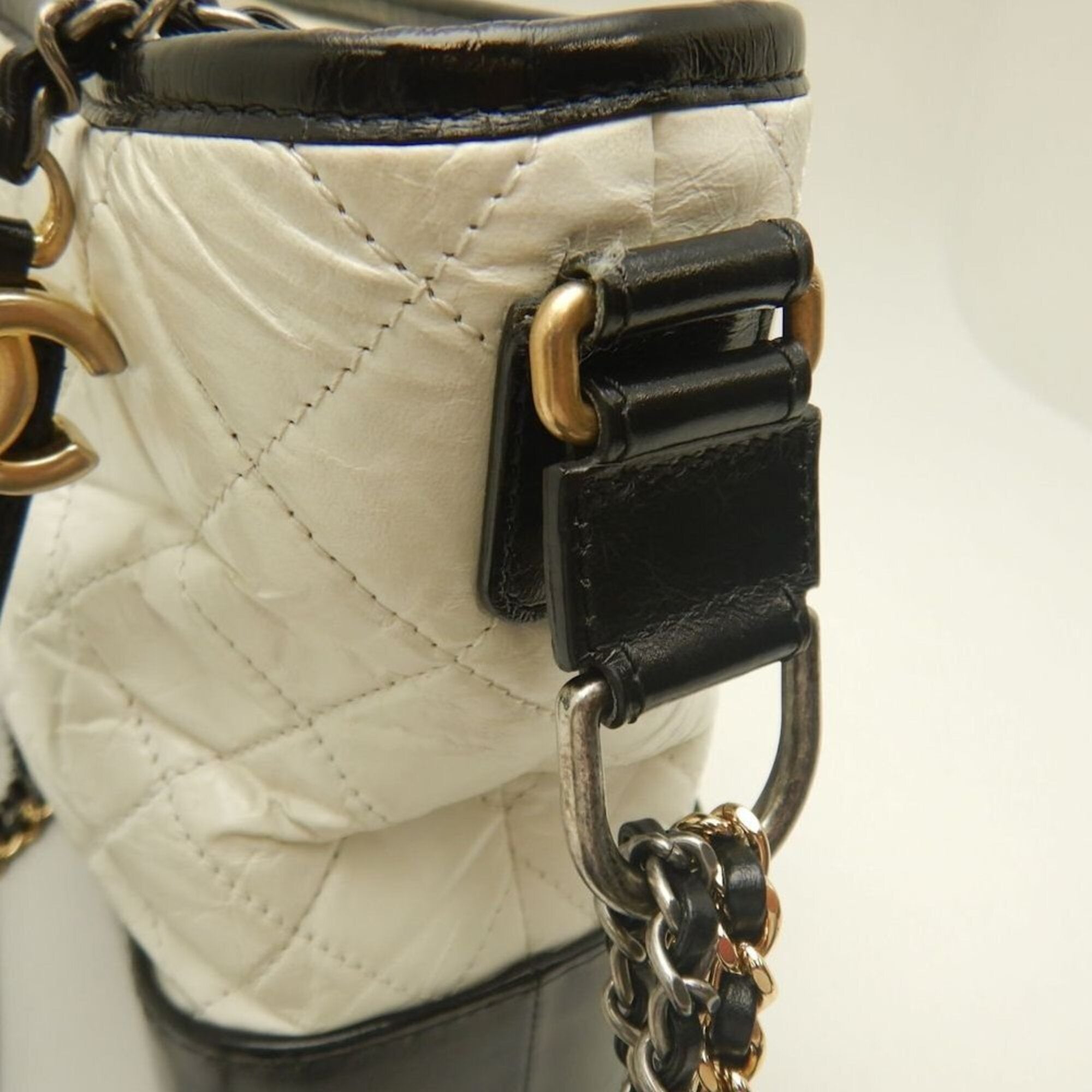 Chanel Black White Leather Shoulder Bag (Pre-Owned)