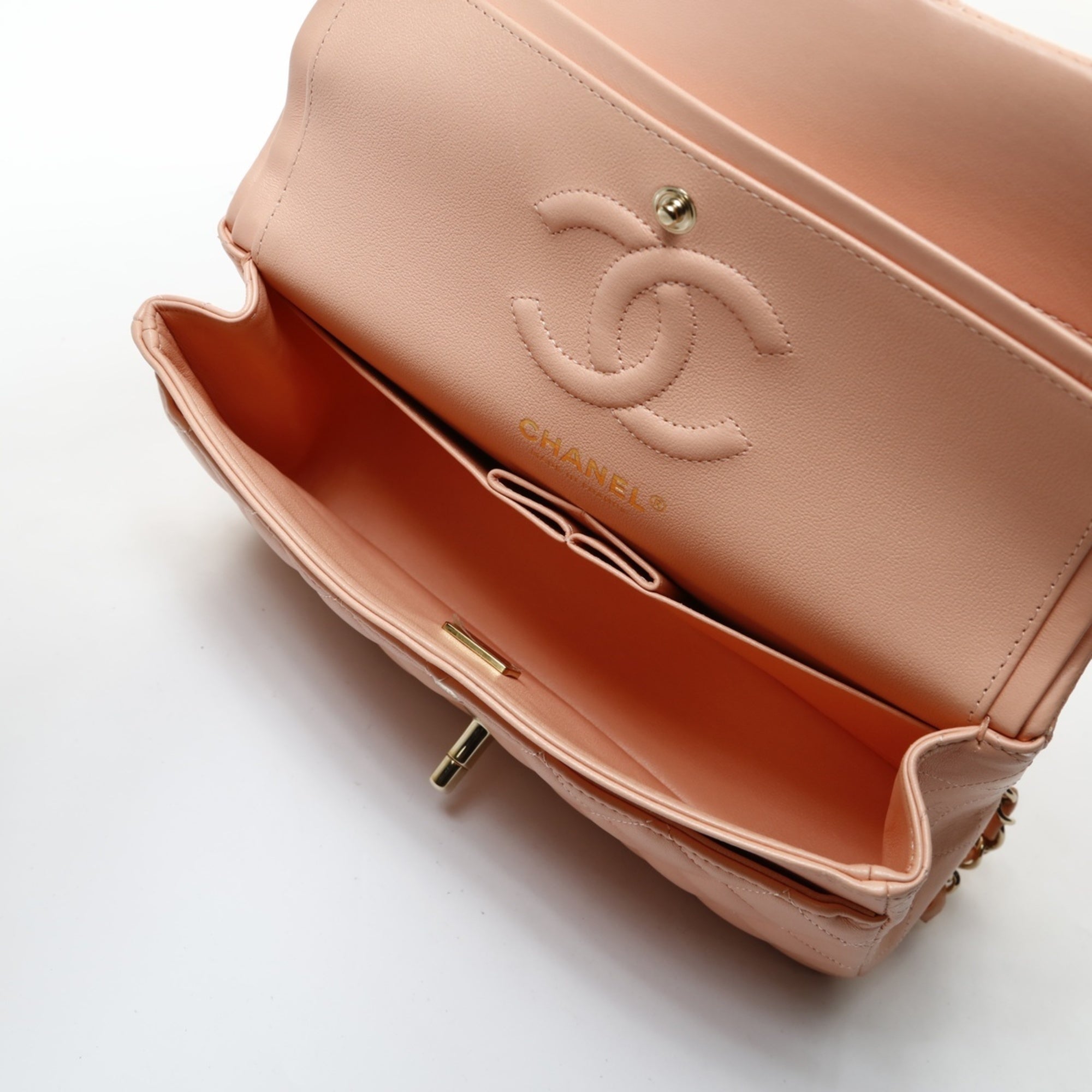 Chanel Pink Shoulder Bag (Pre-Owned)