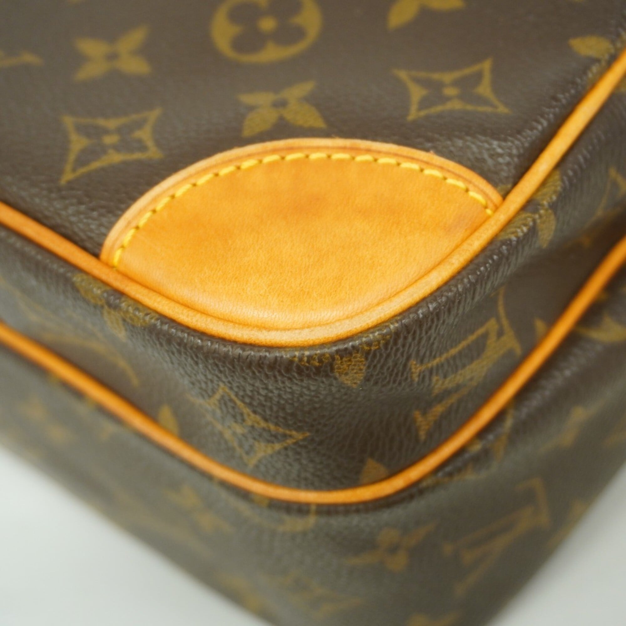 Louis Vuitton Brown Shoulder Bag (Pre-Owned)