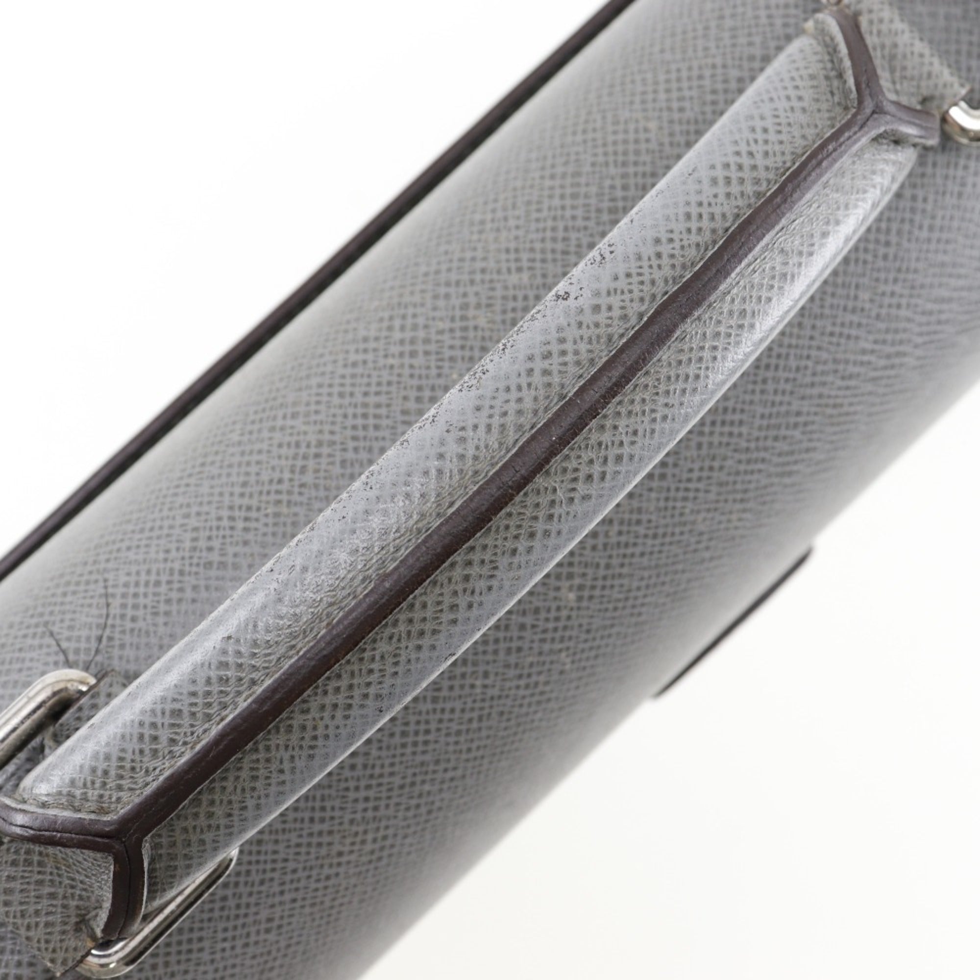 Louis Vuitton Glacier Gray Taiga Leather Briefcase (Pre-Owned)