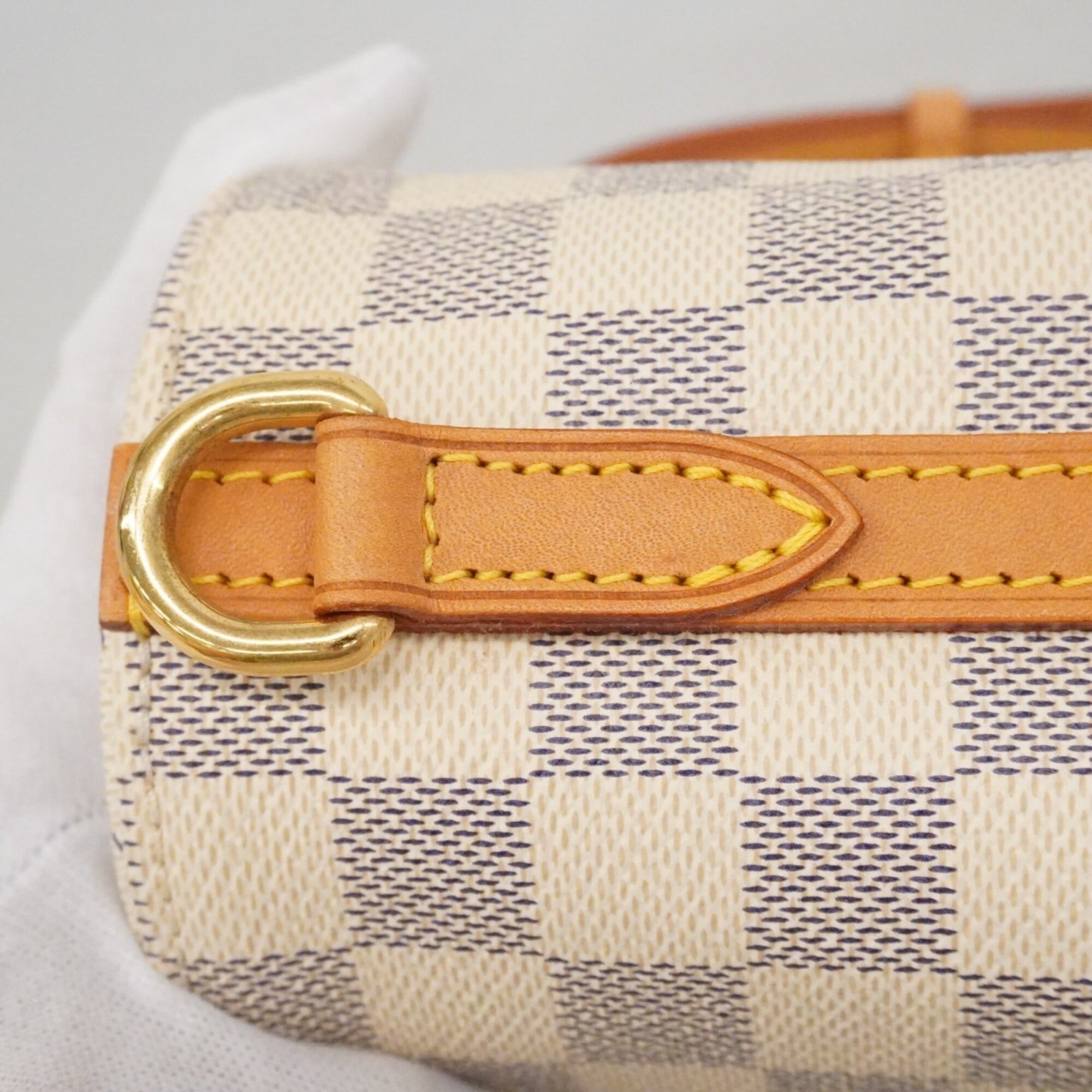 Louis Vuitton White Shoulder Bag (Pre-Owned)