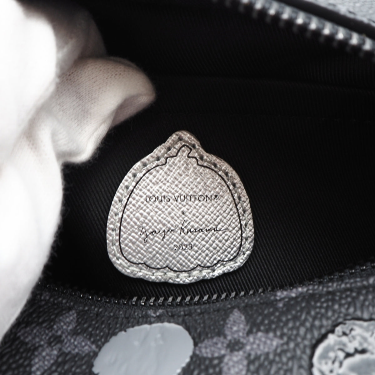 Louis Vuitton Black White Leather Shoulder Bag (Pre-Owned)