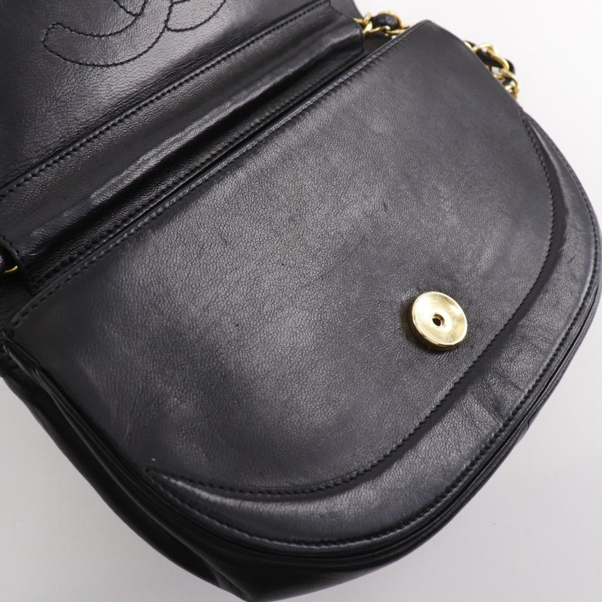 Chanel Black Leather Shoulder Bag (Pre-Owned)