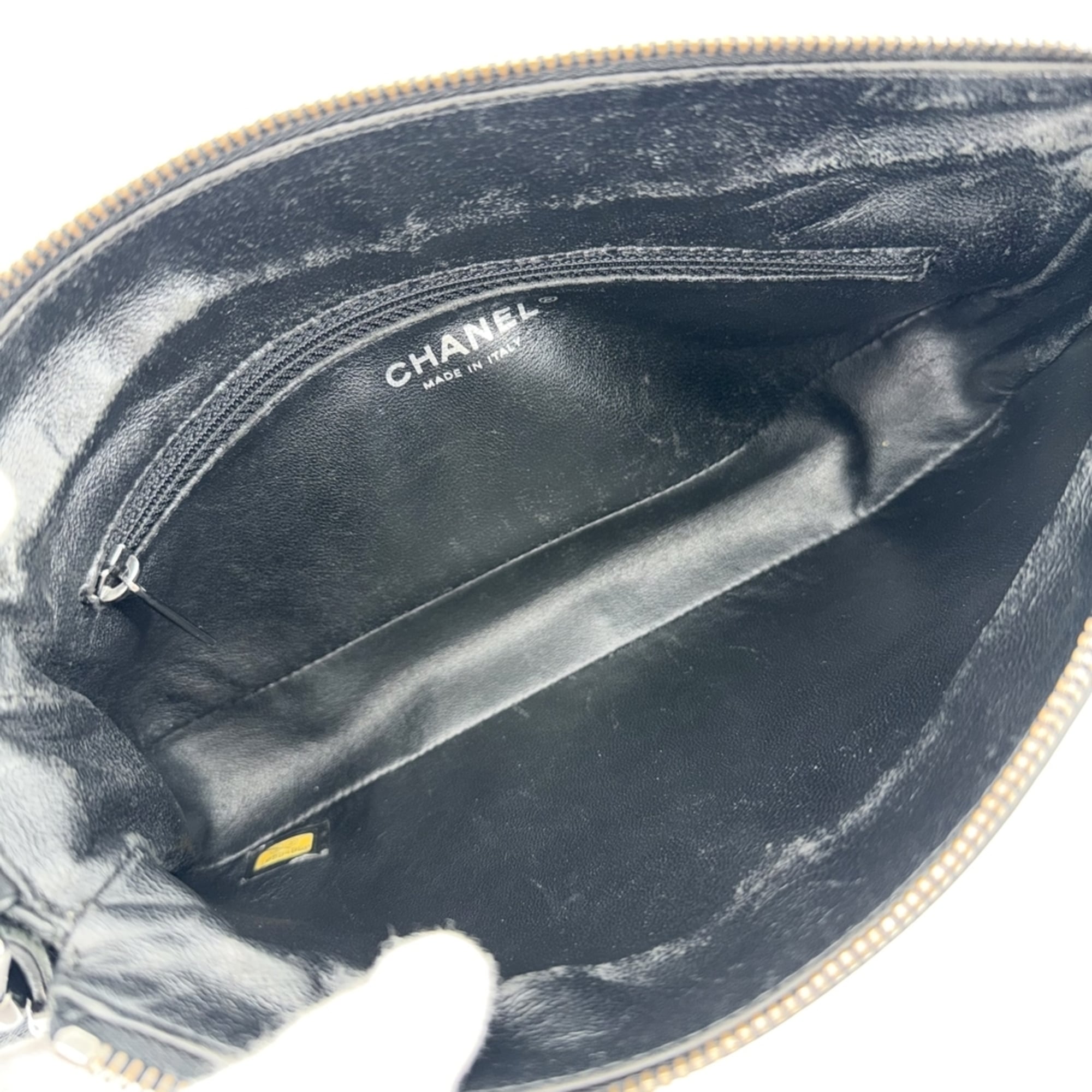 Chanel Black Leather Shoulder Bag (Pre-Owned)