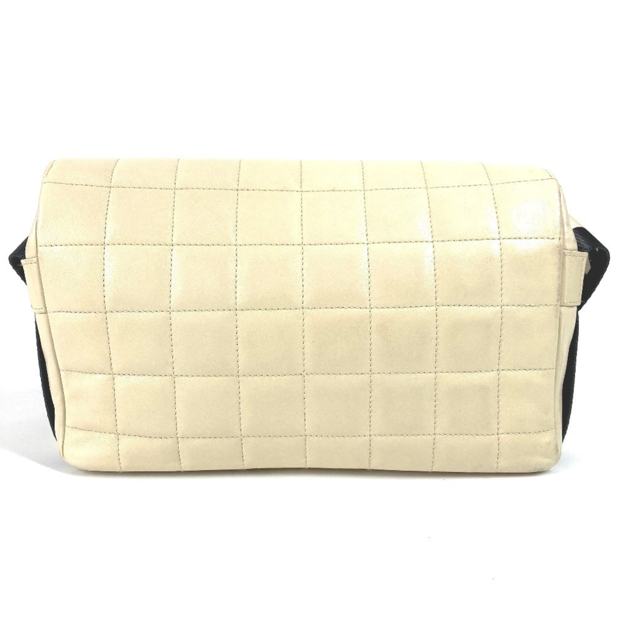 Chanel Chocolate Bar Black White Leather Pochette Shoulder Bag (Pre-Owned)