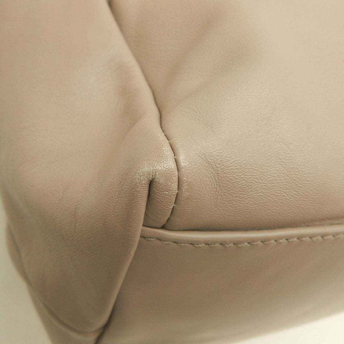 Salvatore Ferragamo Vara Light Beige Leather Handbag (Pre-Owned)
