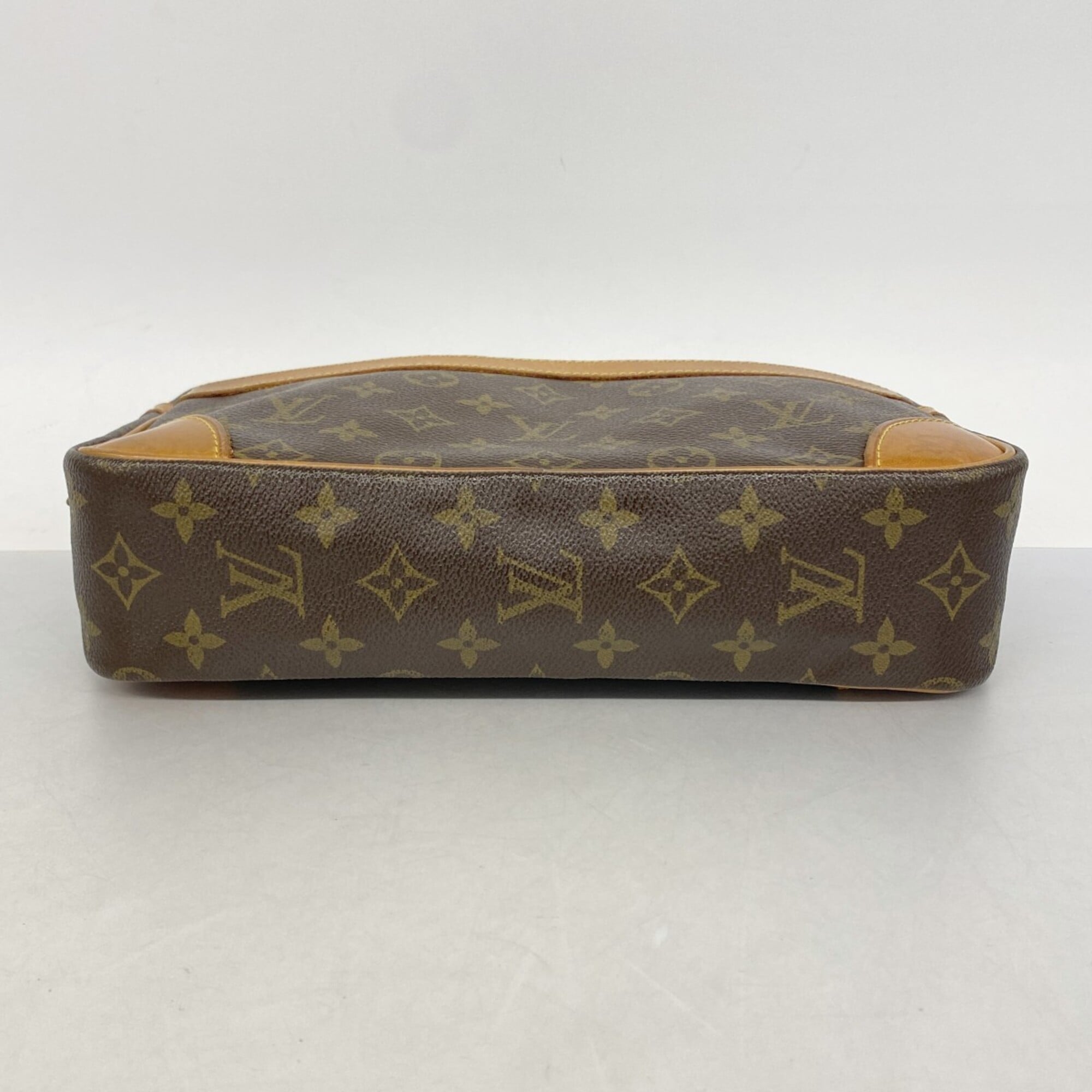 Louis Vuitton Brown Clutch Bag (Pre-Owned)