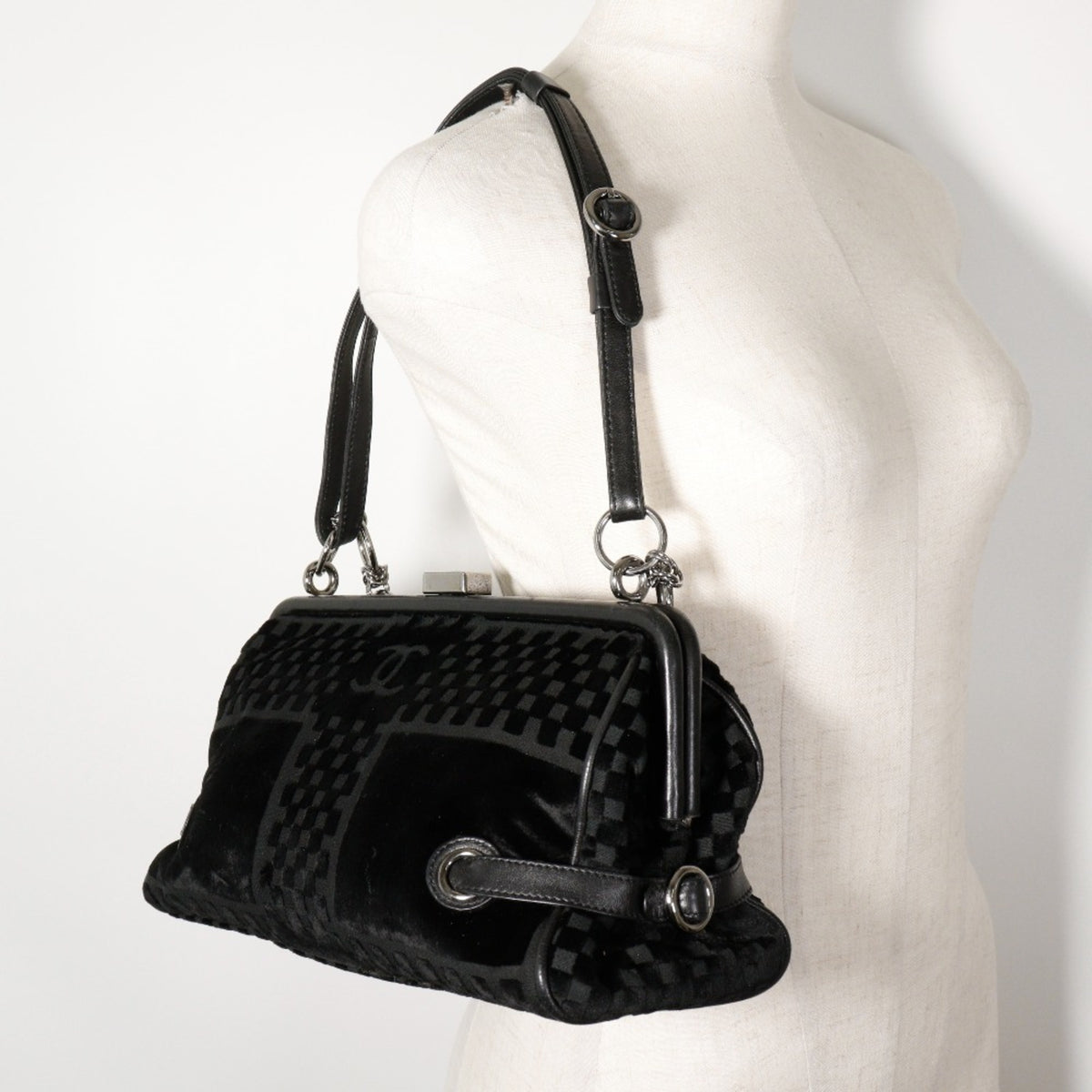 Chanel Black Leather Shoulder Bag (Pre-Owned)