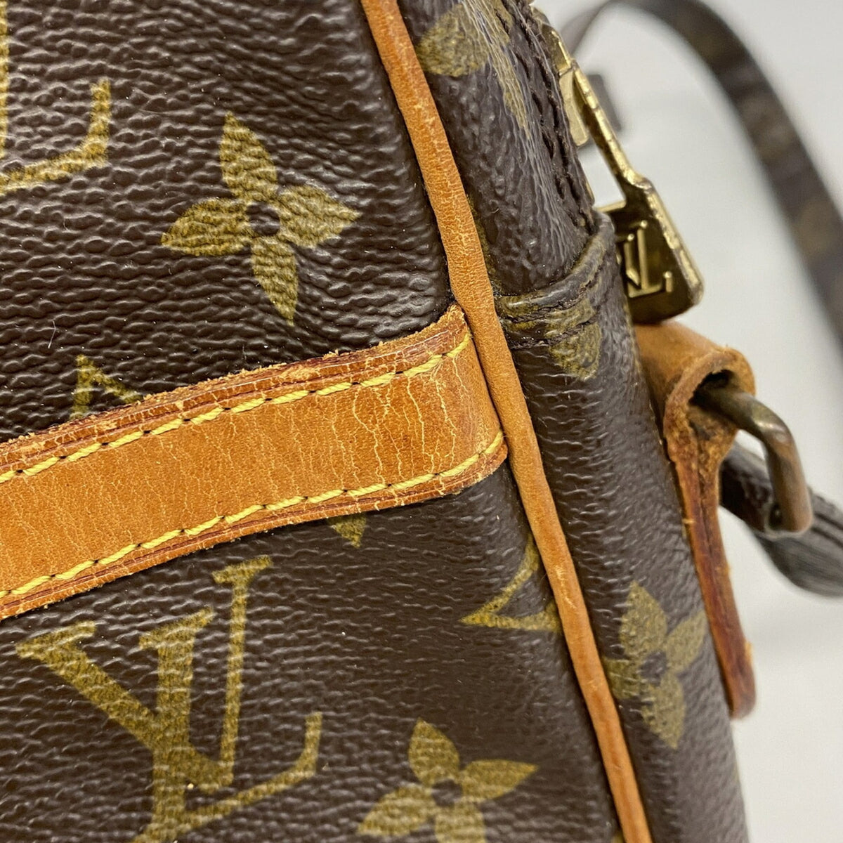 Louis Vuitton Brown Shoulder Bag (Pre-Owned)