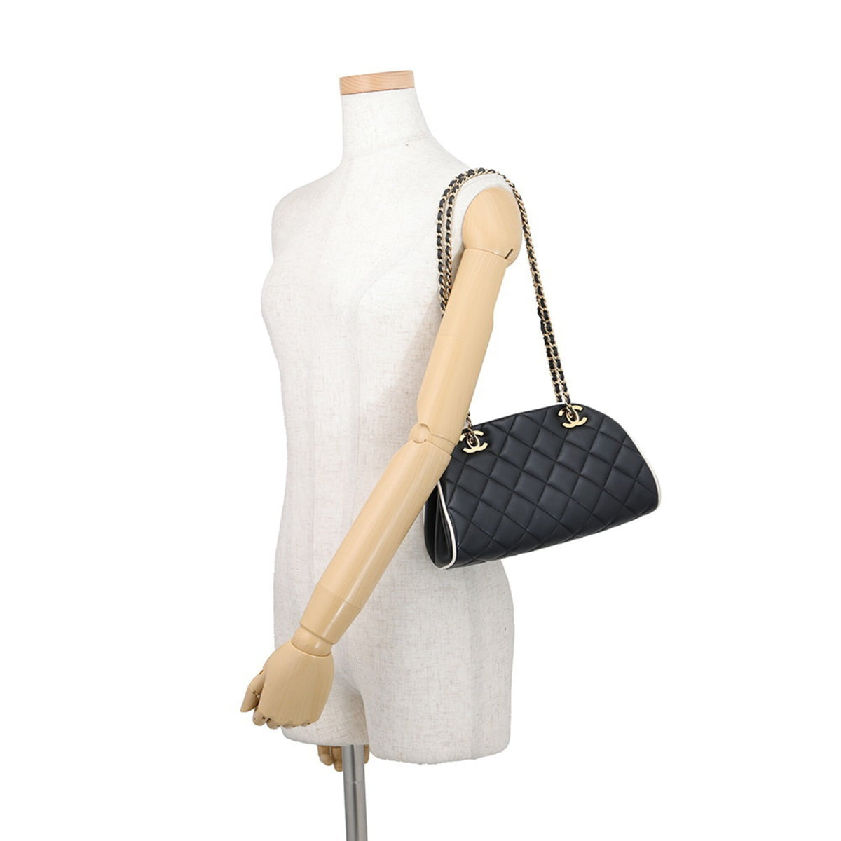 Chanel Matelasse Black Leather Handbag Shoulder Bag (Pre-Owned)