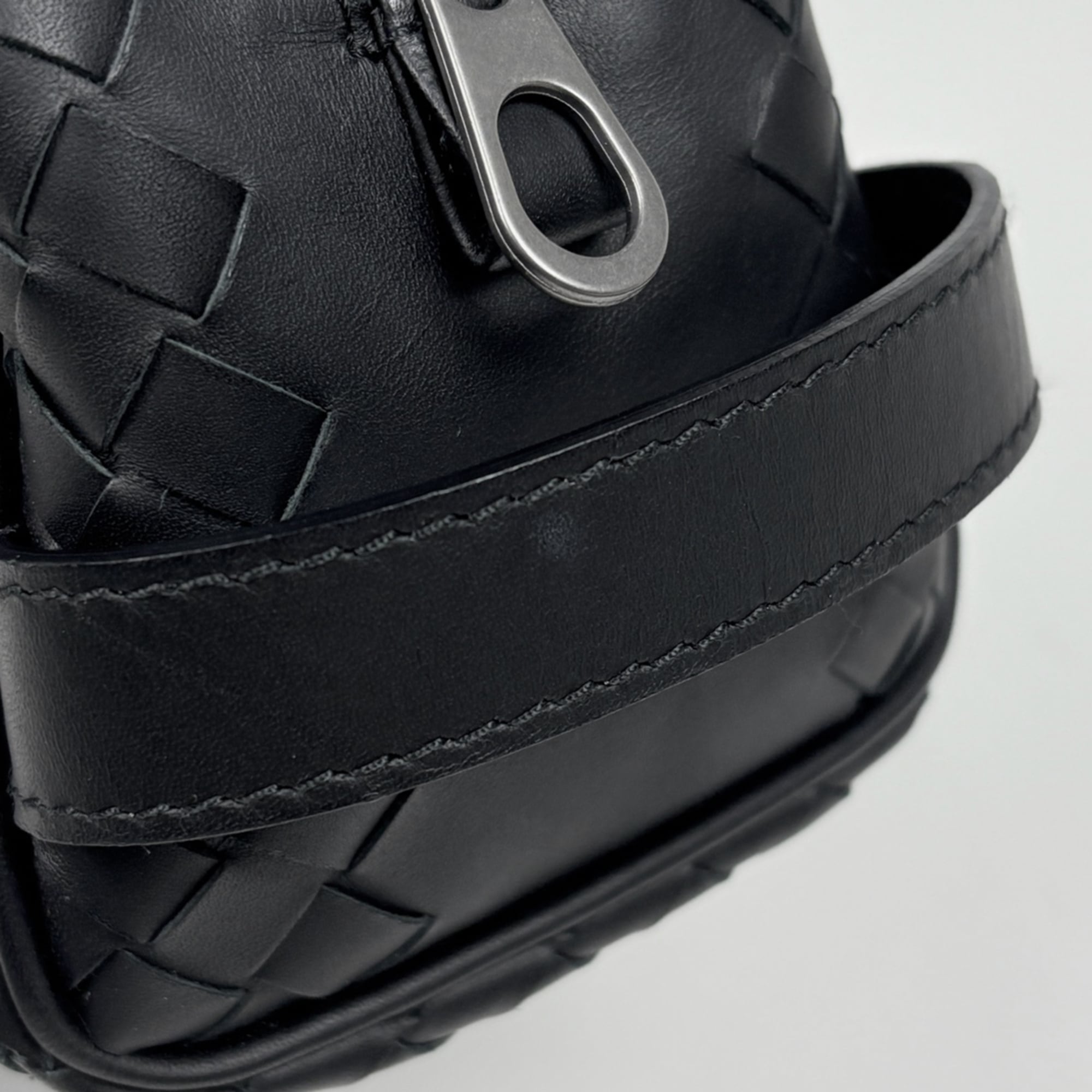 Bottega Veneta Intrecciato Black Leather Handbag (Pre-Owned)
