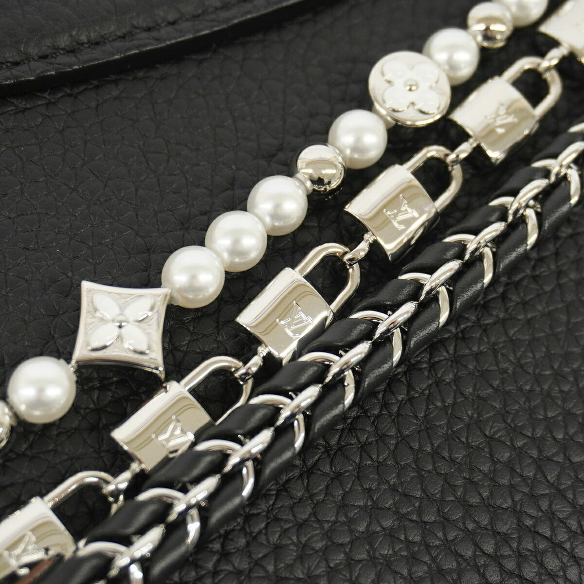 Louis Vuitton Noir Handbag (Pre-Owned)