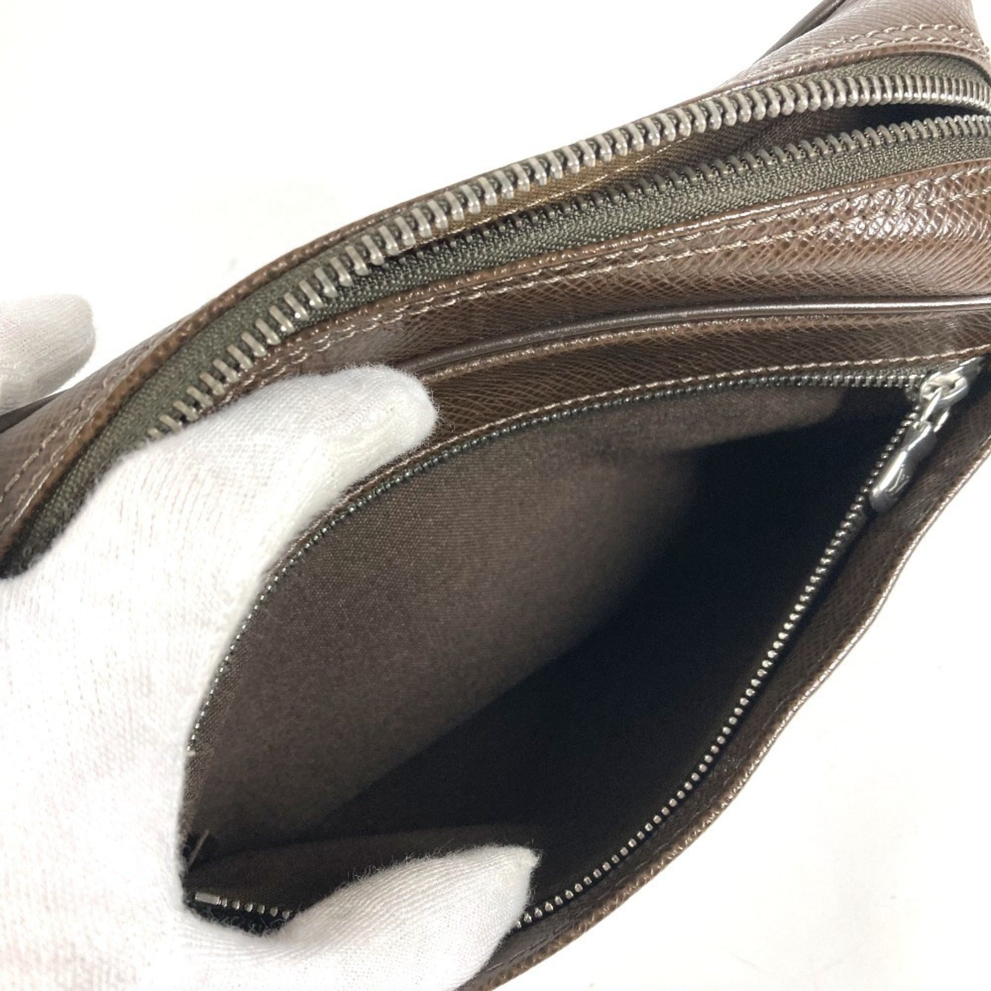 Louis Vuitton Brown Grizzly Taiga Leather Leather Clutch Bag (Pre-Owned)