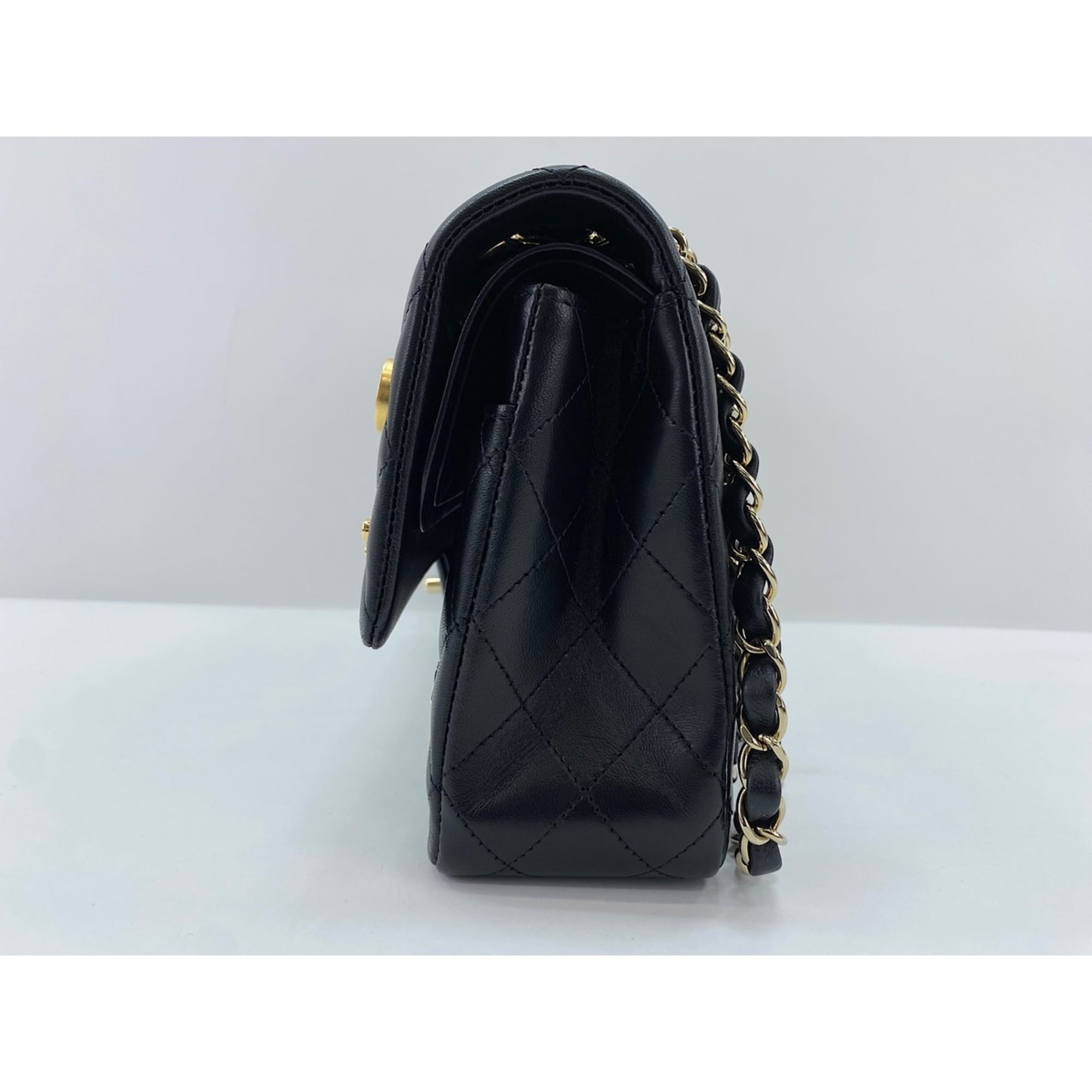 Chanel Black Shoulder Bag (Pre-Owned)