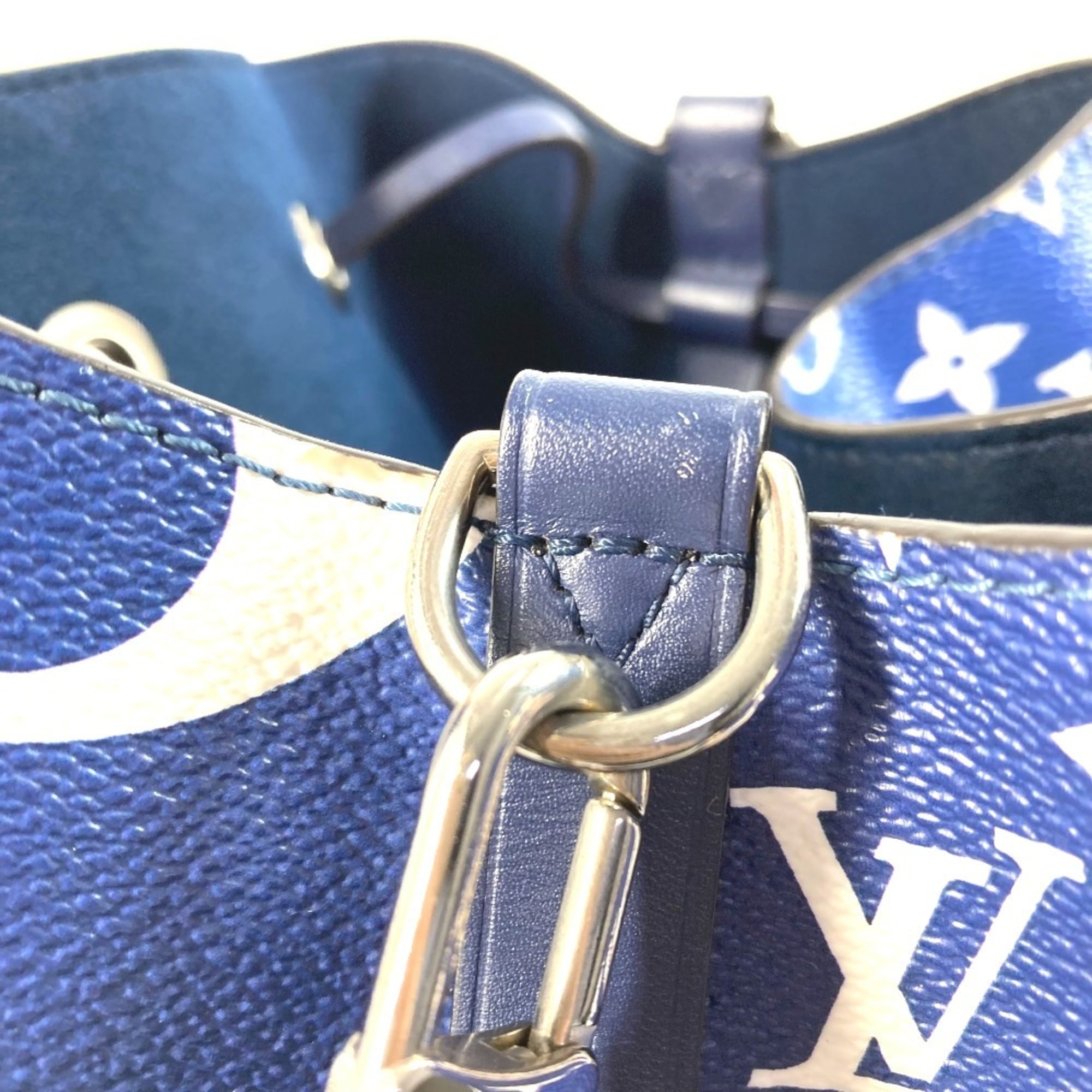 Louis Vuitton Blue White Leather Shoulder Bag (Pre-Owned)