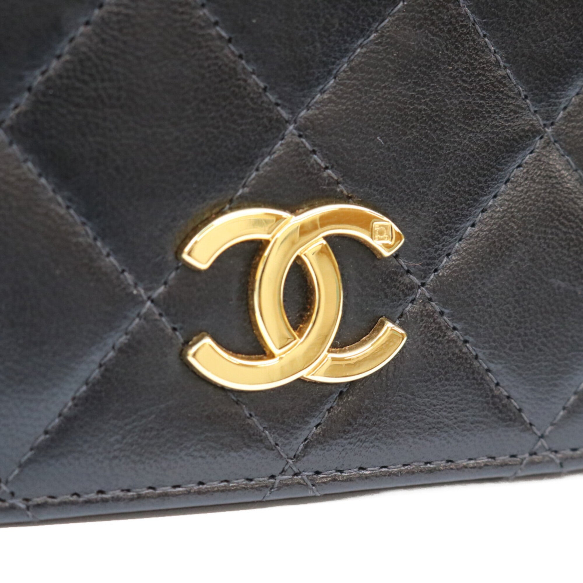 Chanel Black Leather Shoulder Bag (Pre-Owned)