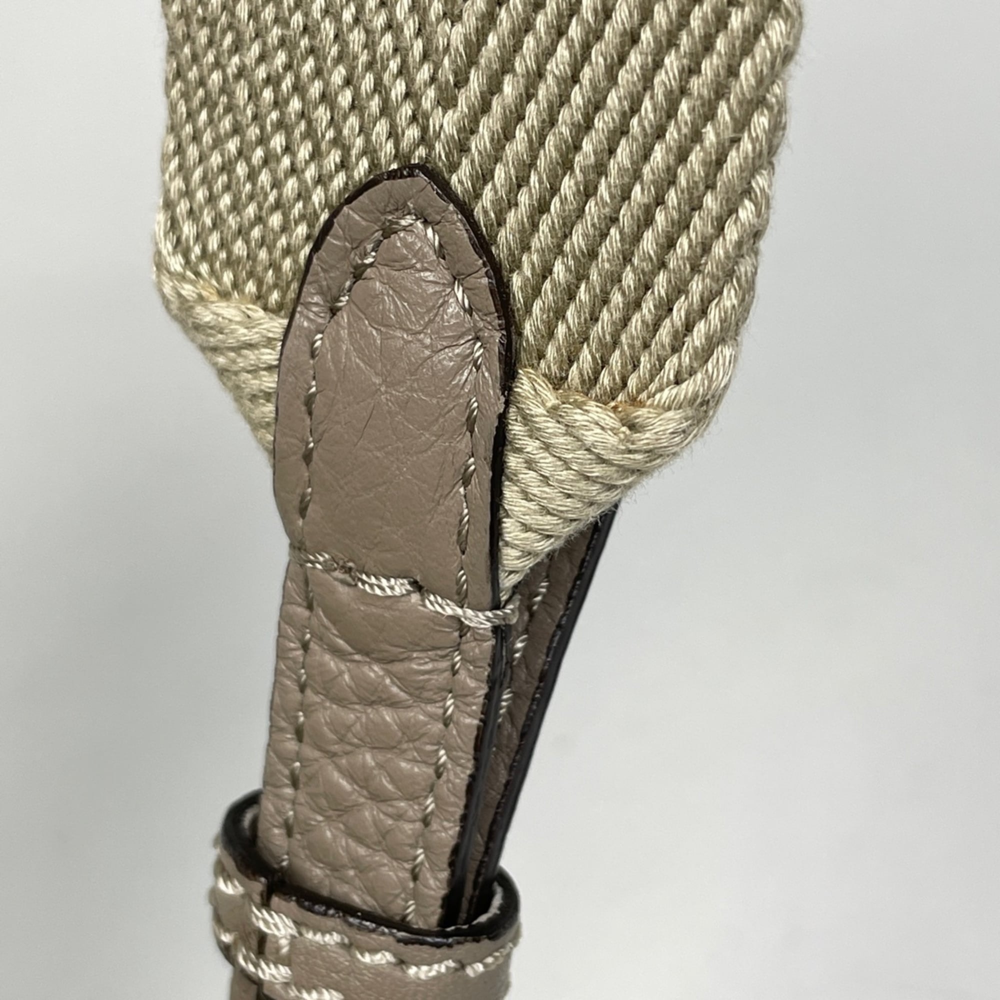 Fendi Beige Leather Shoulder Bag (Pre-Owned)