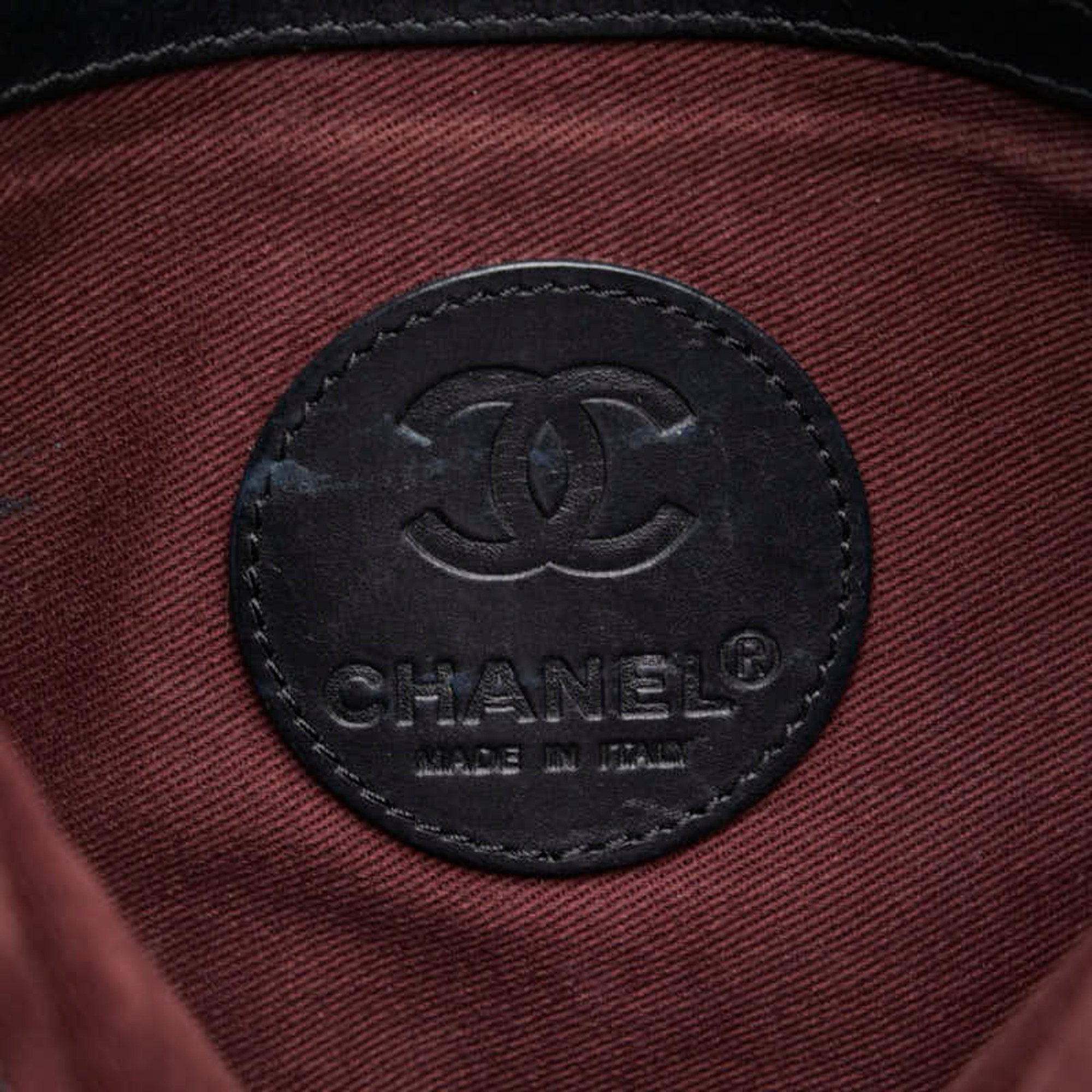 Chanel Black Leather Shoulder Bag (Pre-Owned)