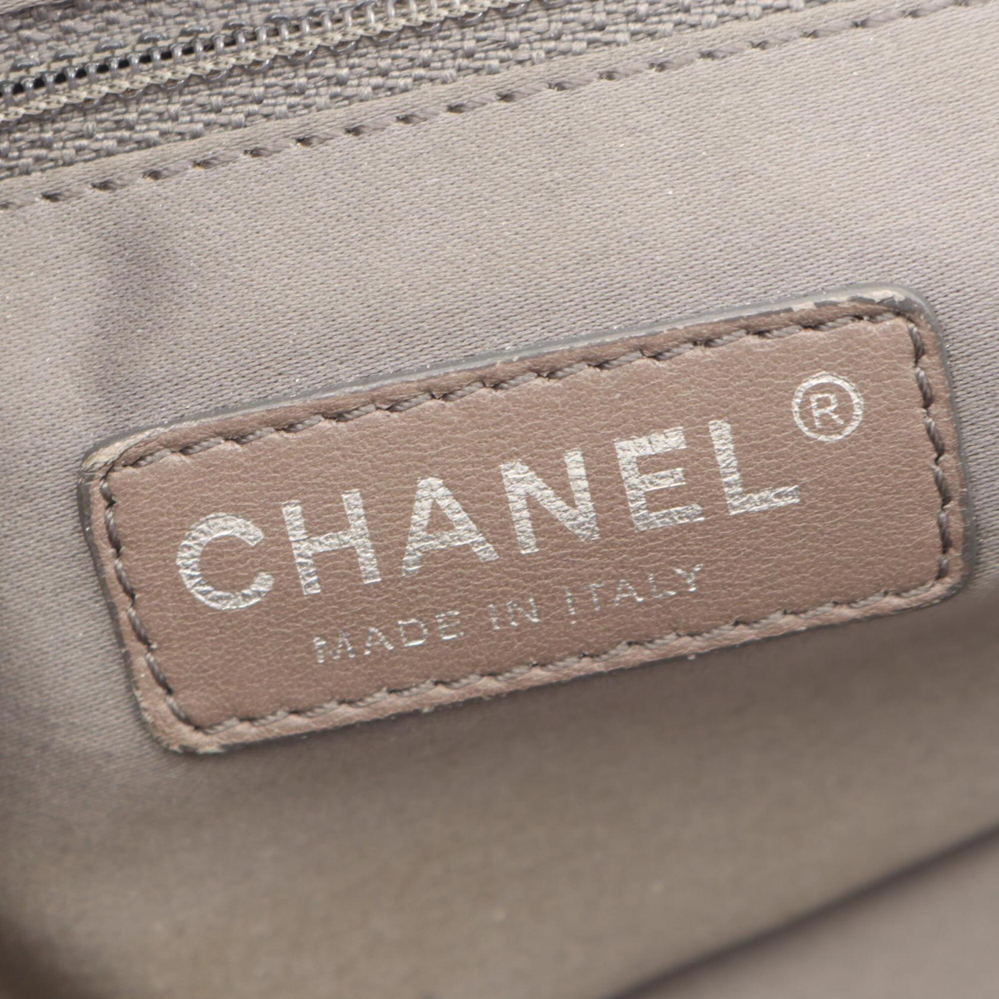 Chanel White Leather Handbag Shoulder Bag (Pre-Owned)
