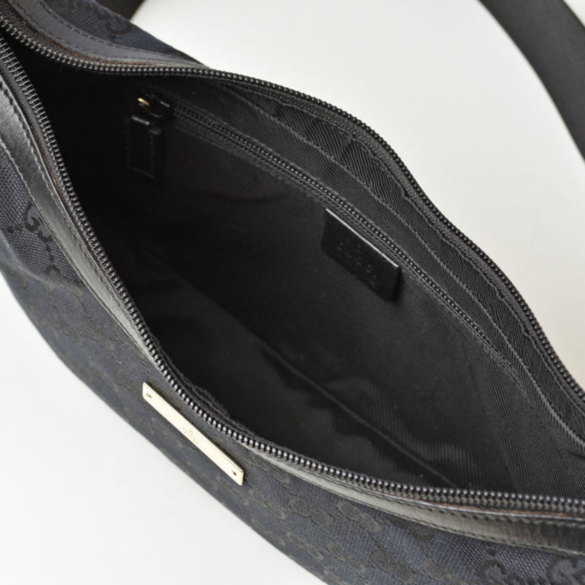 Gucci Black Gg Canvas Shoulder Bag (Pre-Owned)