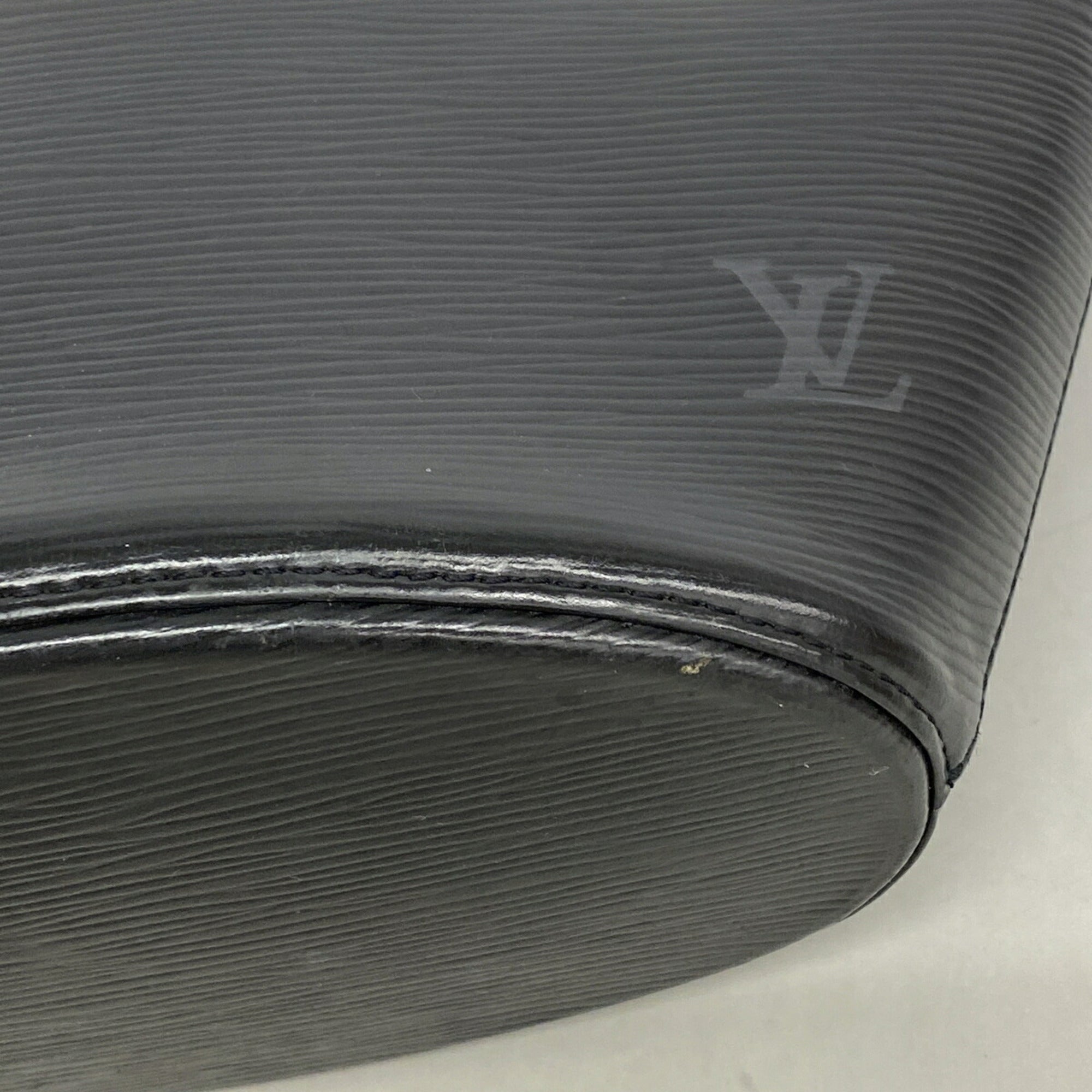 Louis Vuitton Noir Handbag (Pre-Owned)