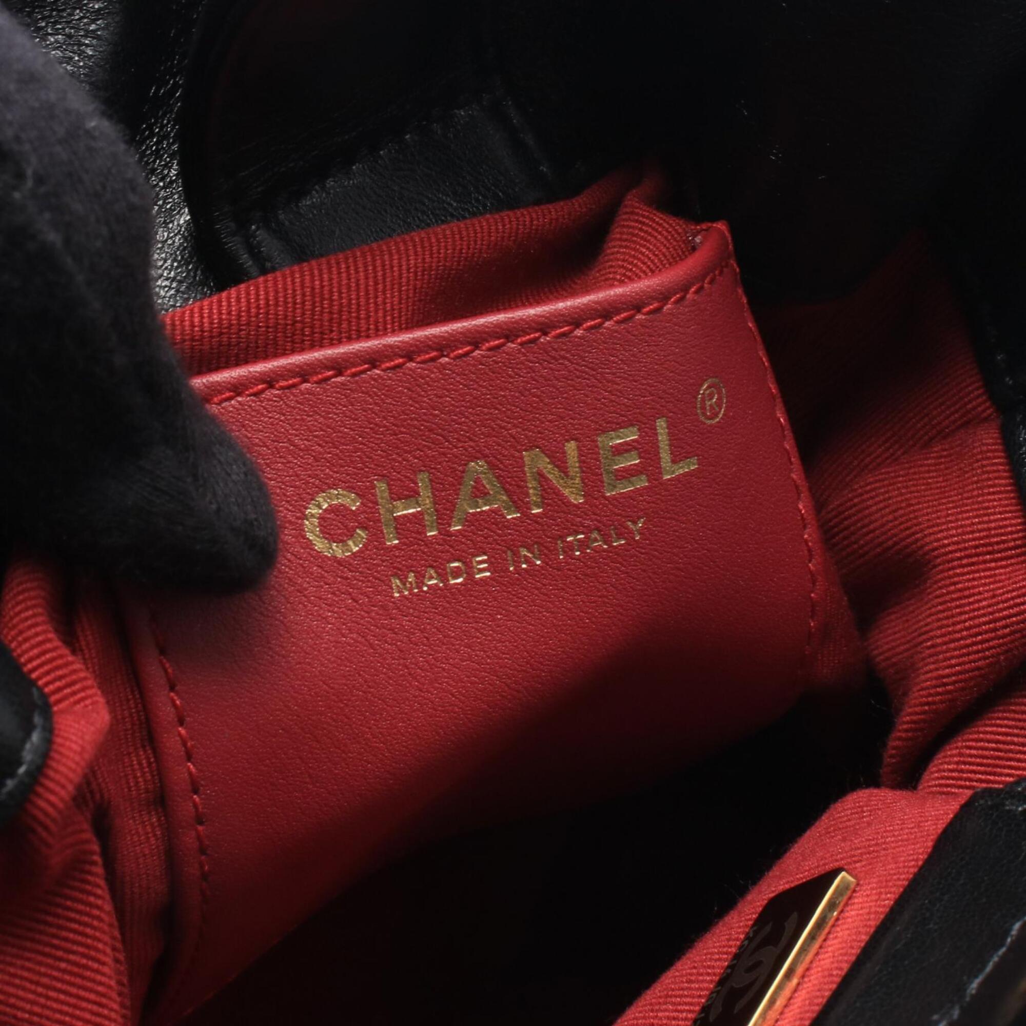Chanel Black Leather Shoulder Bag (Pre-Owned)