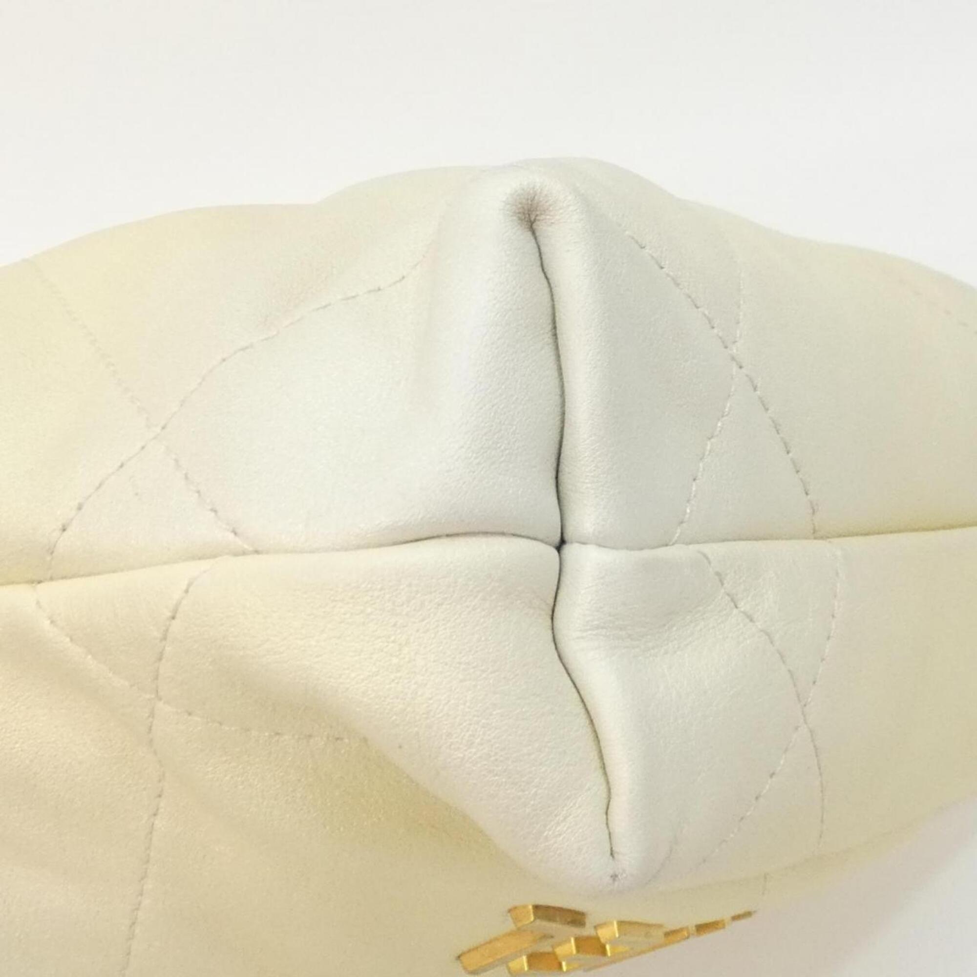 Chanel White Handbag (Pre-Owned)