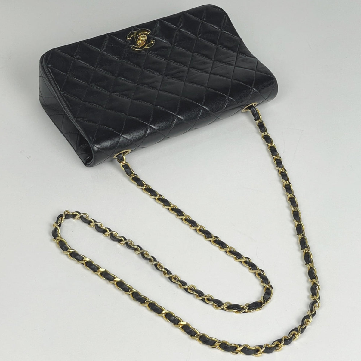 Chanel Matelasse Black Leather Shoulder Bag (Pre-Owned)