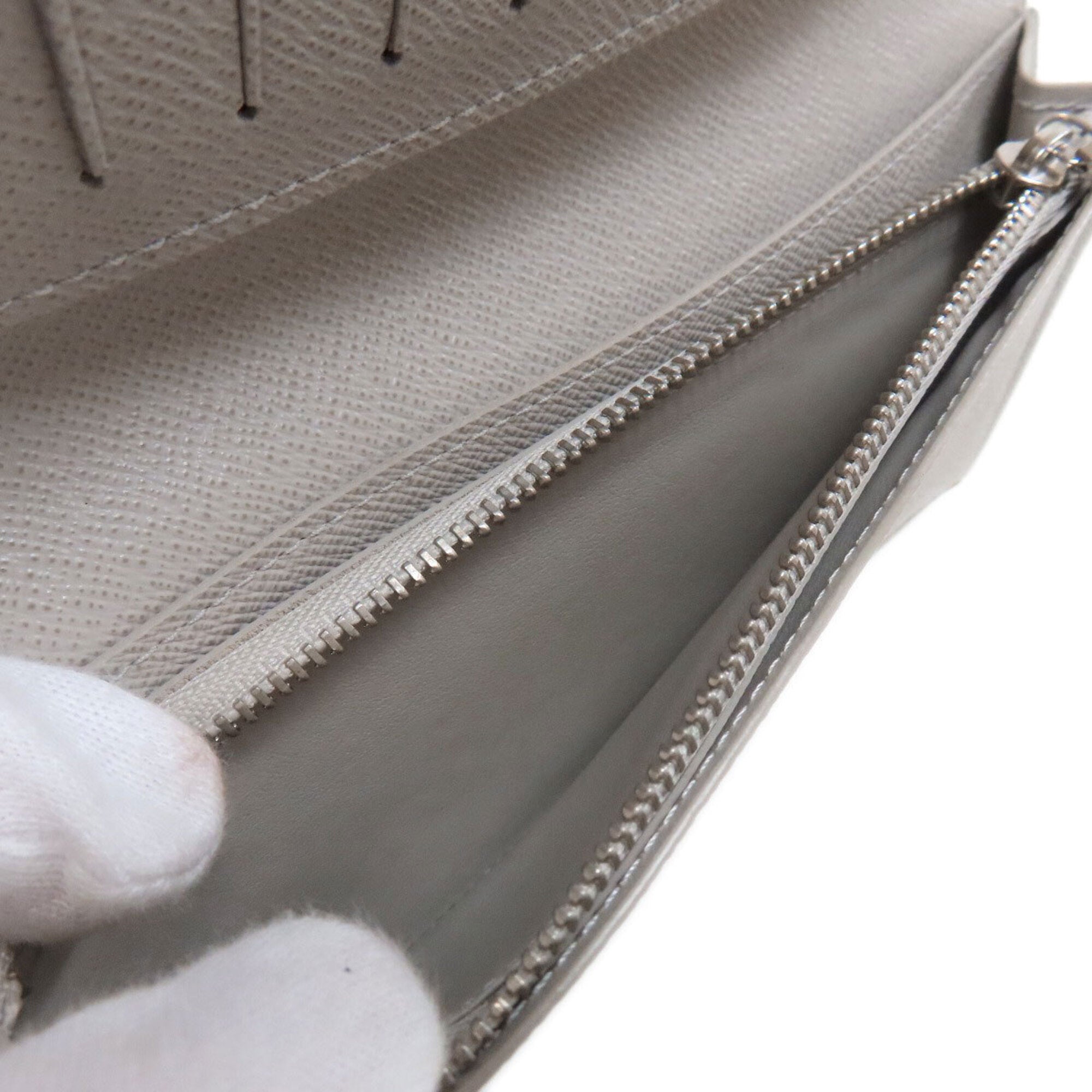 Louis Vuitton Taiga Gray Taiga Leather Long Wallet (Bi-Fold) (Pre-Owned)