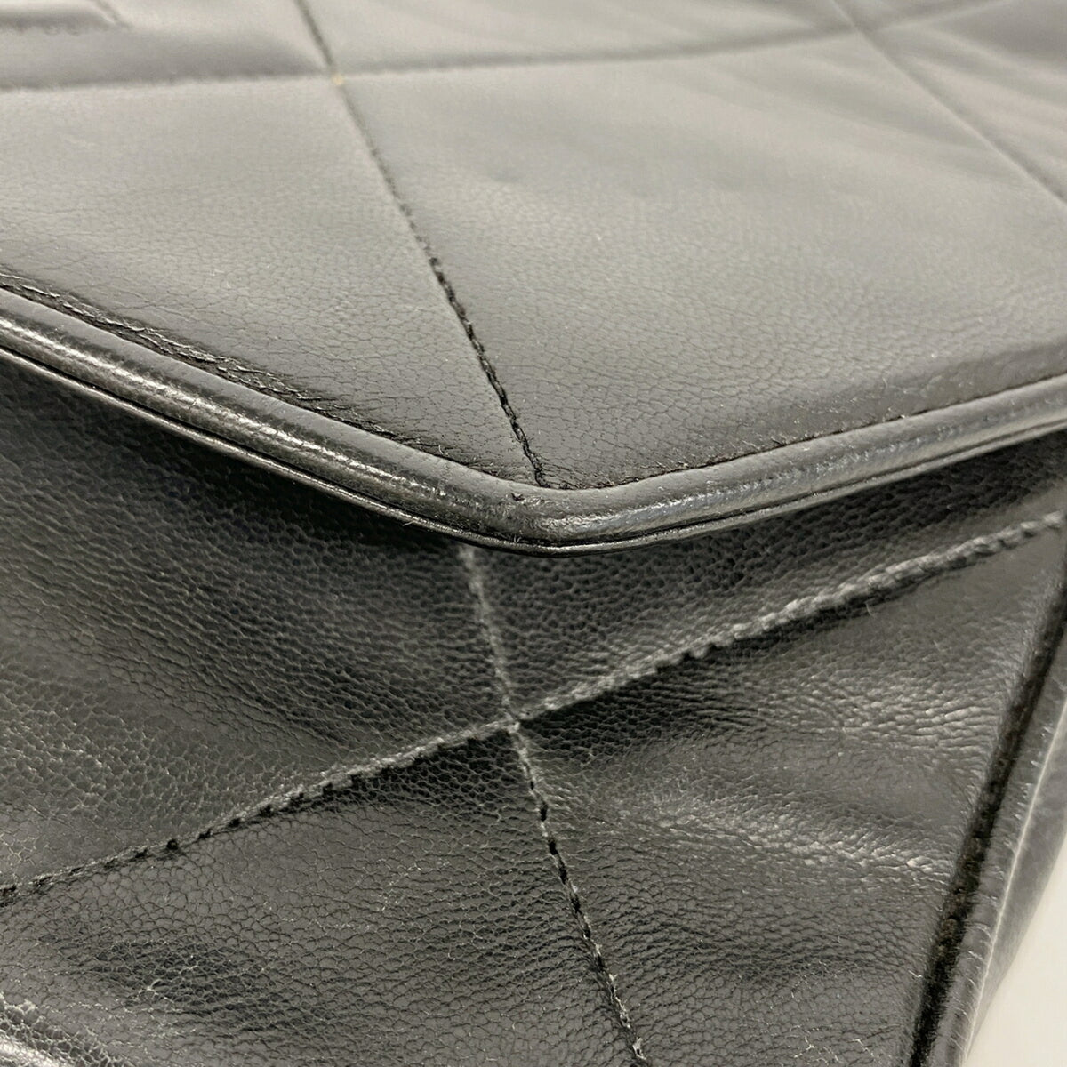 Chanel Black Leather Shoulder Bag (Pre-Owned)