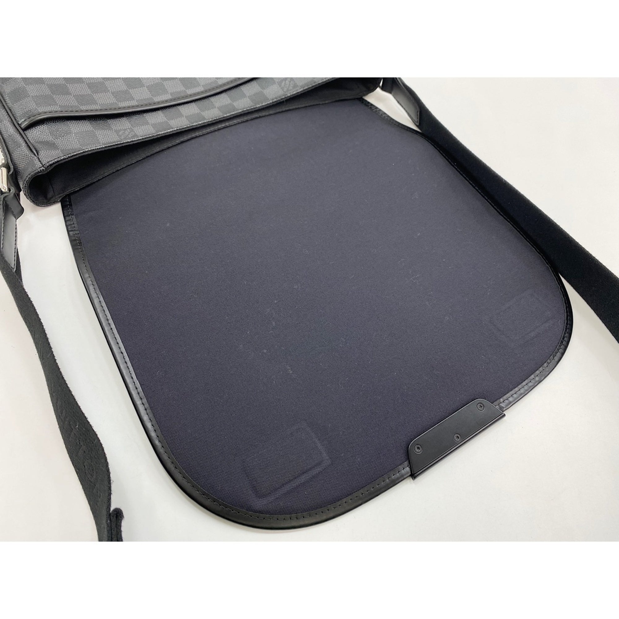 Louis Vuitton Black Shoulder Bag (Pre-Owned)