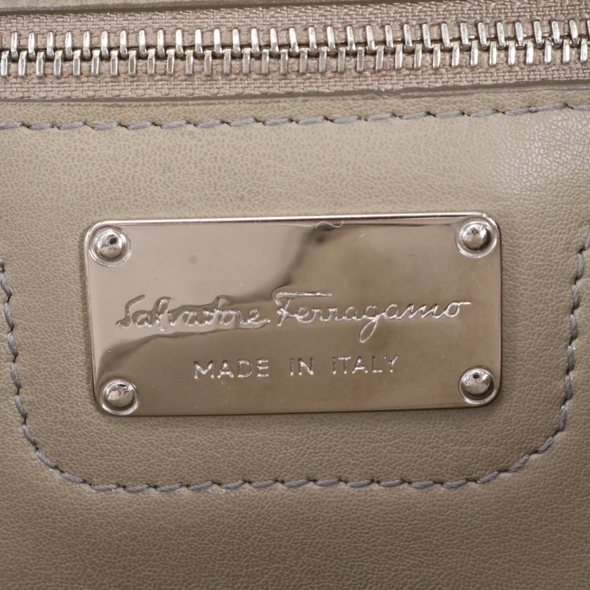 Salvatore Ferragamo Grayish Leather Shoulder Bag (Pre-Owned)