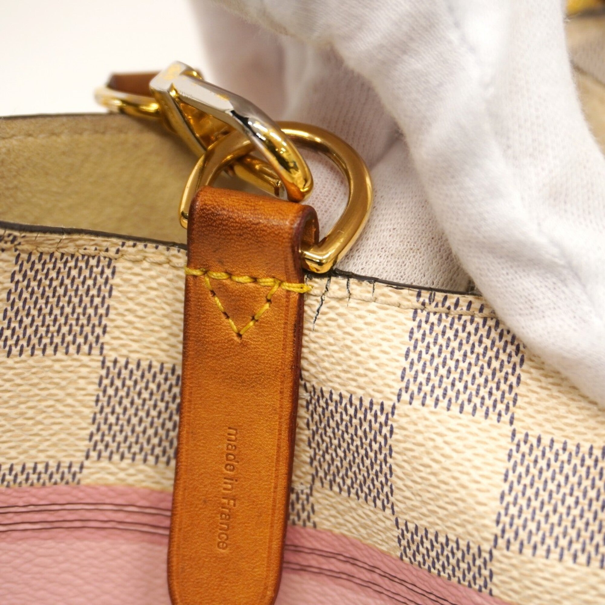 Louis Vuitton White Shoulder Bag (Pre-Owned)
