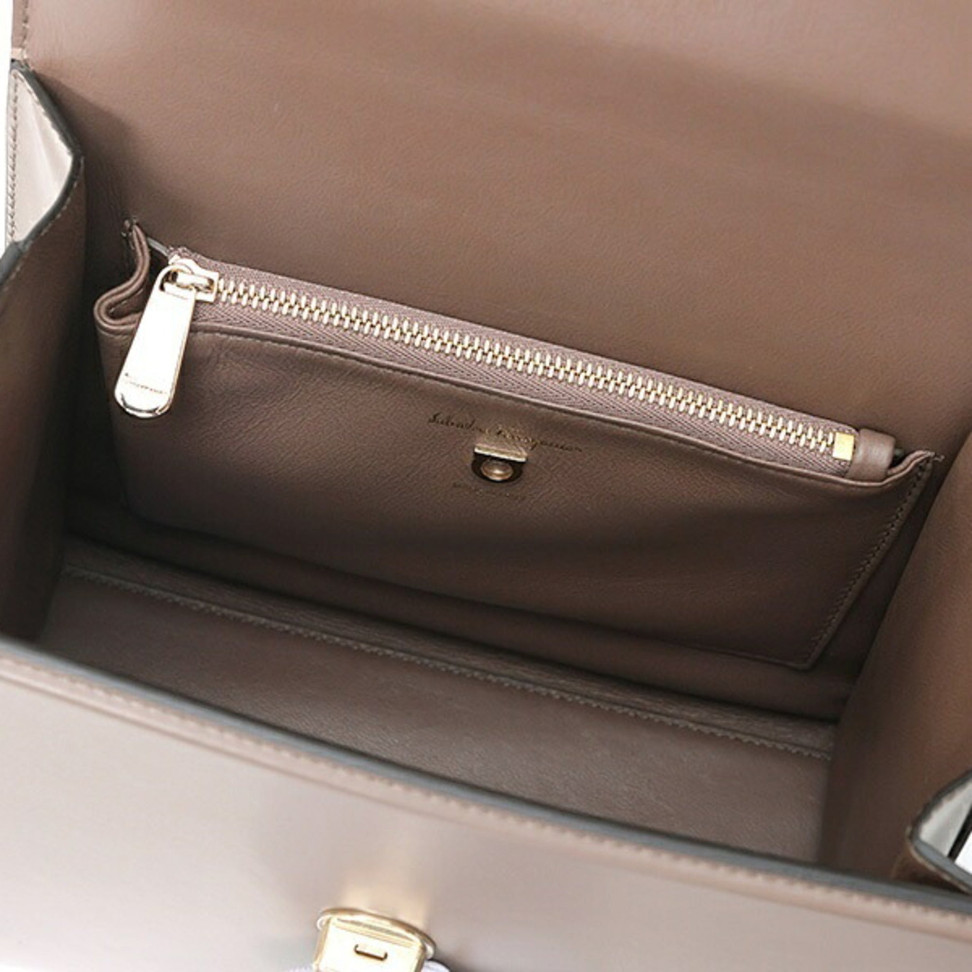 Salvatore Ferragamo Grayish Leather Shoulder Bag (Pre-Owned)