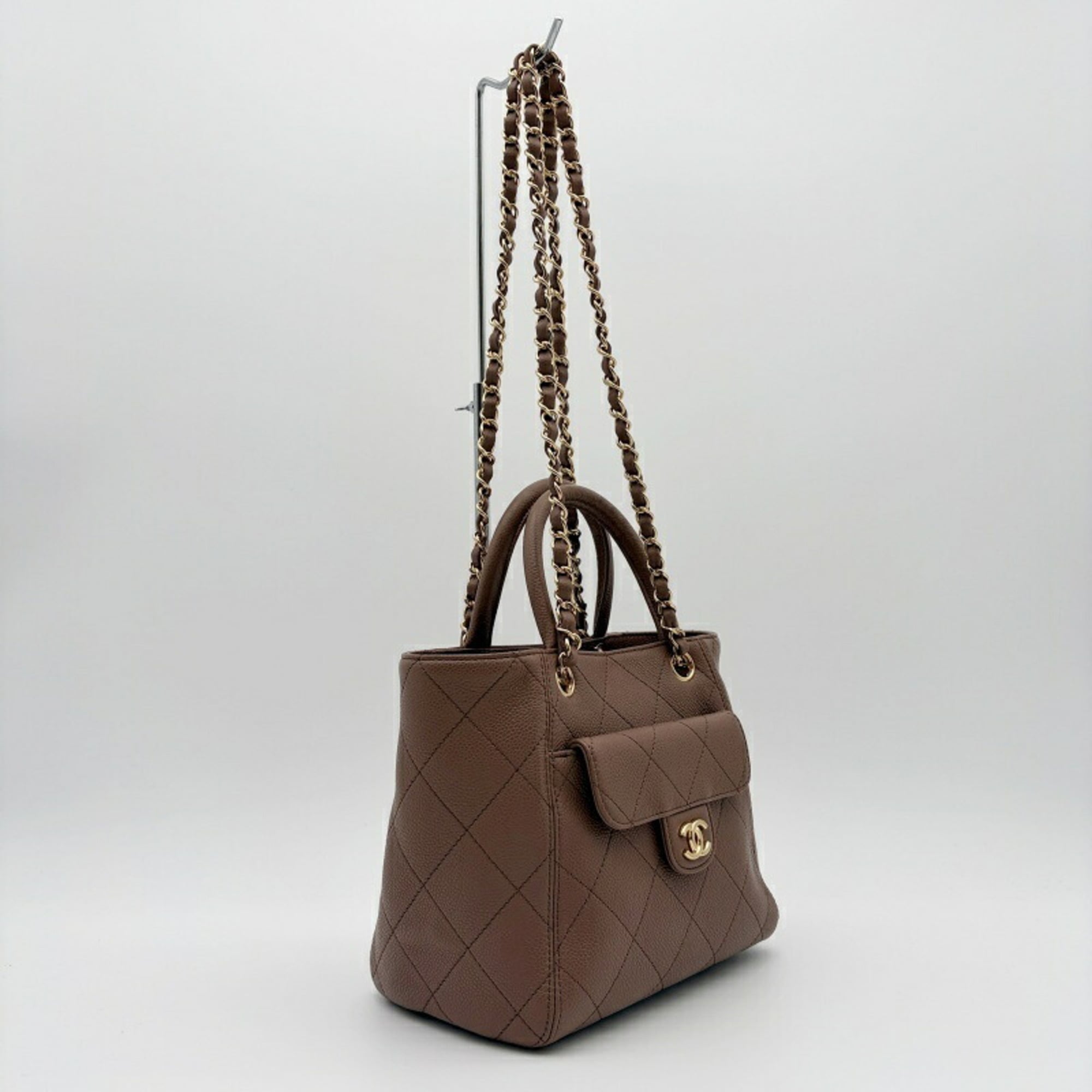 Chanel Brown Leather Shoulder Bag (Pre-Owned)