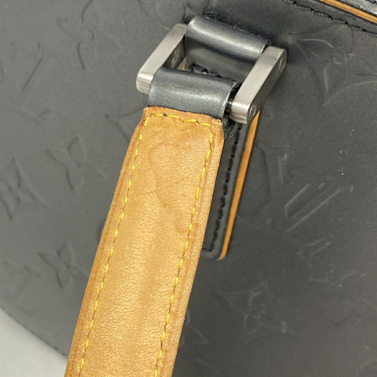 Louis Vuitton Noir Handbag (Pre-Owned)