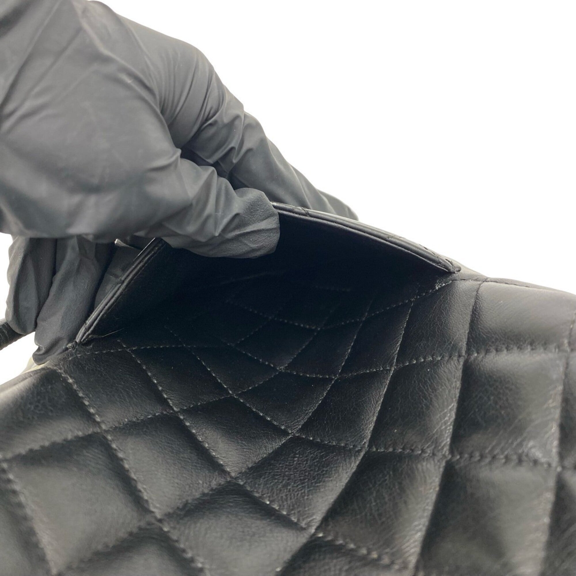 Chanel Black White Leather Pochette Shoulder Bag (Pre-Owned)
