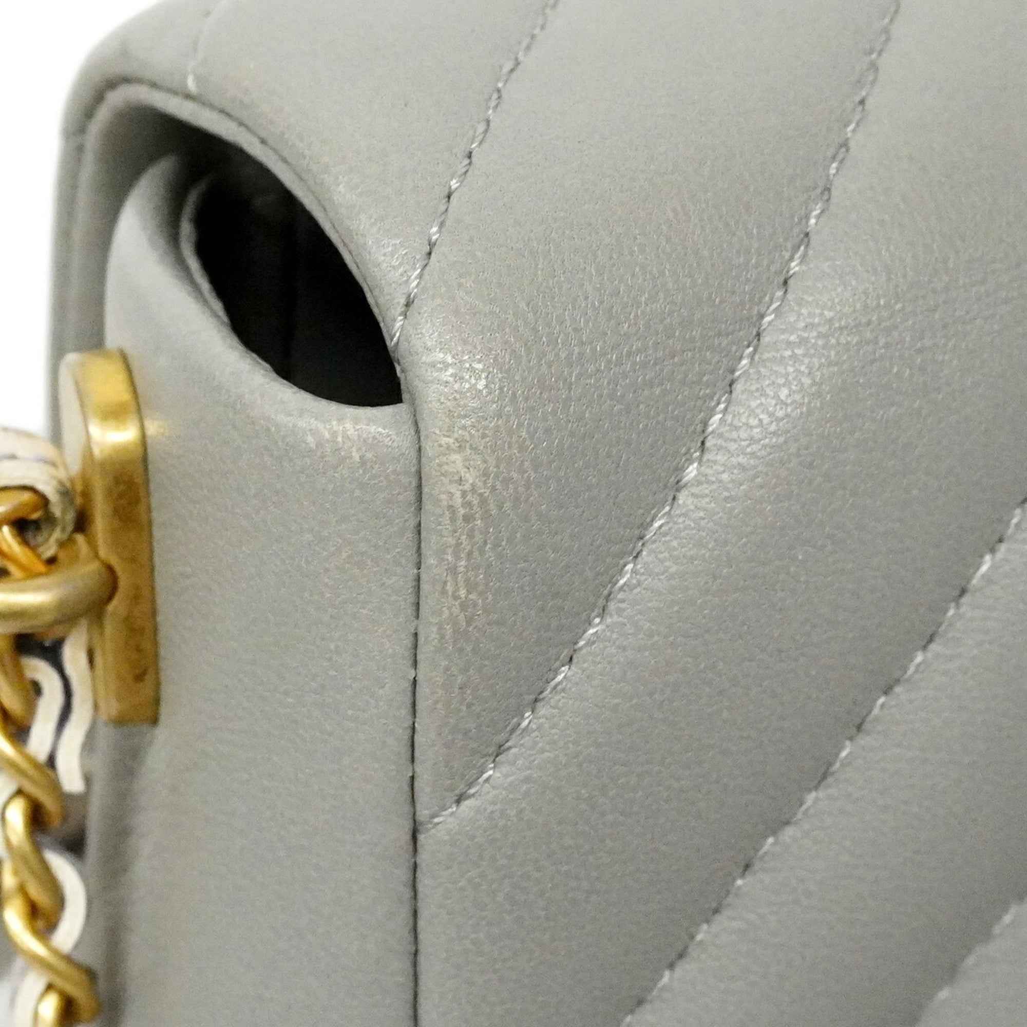 Chanel Gray Leather Shoulder Bag (Pre-Owned)