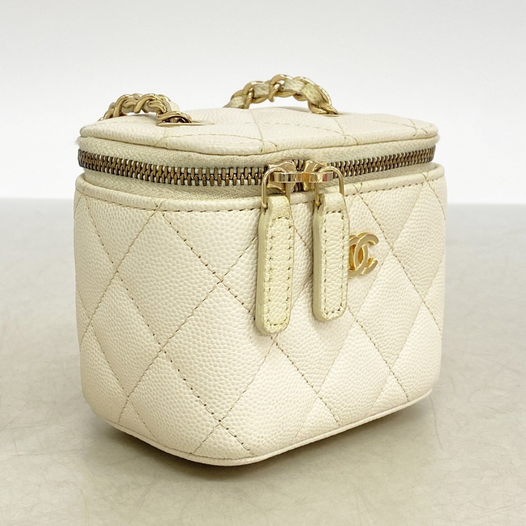 Chanel White Grained Calfskin Shoulder Bag (Pre-Owned)