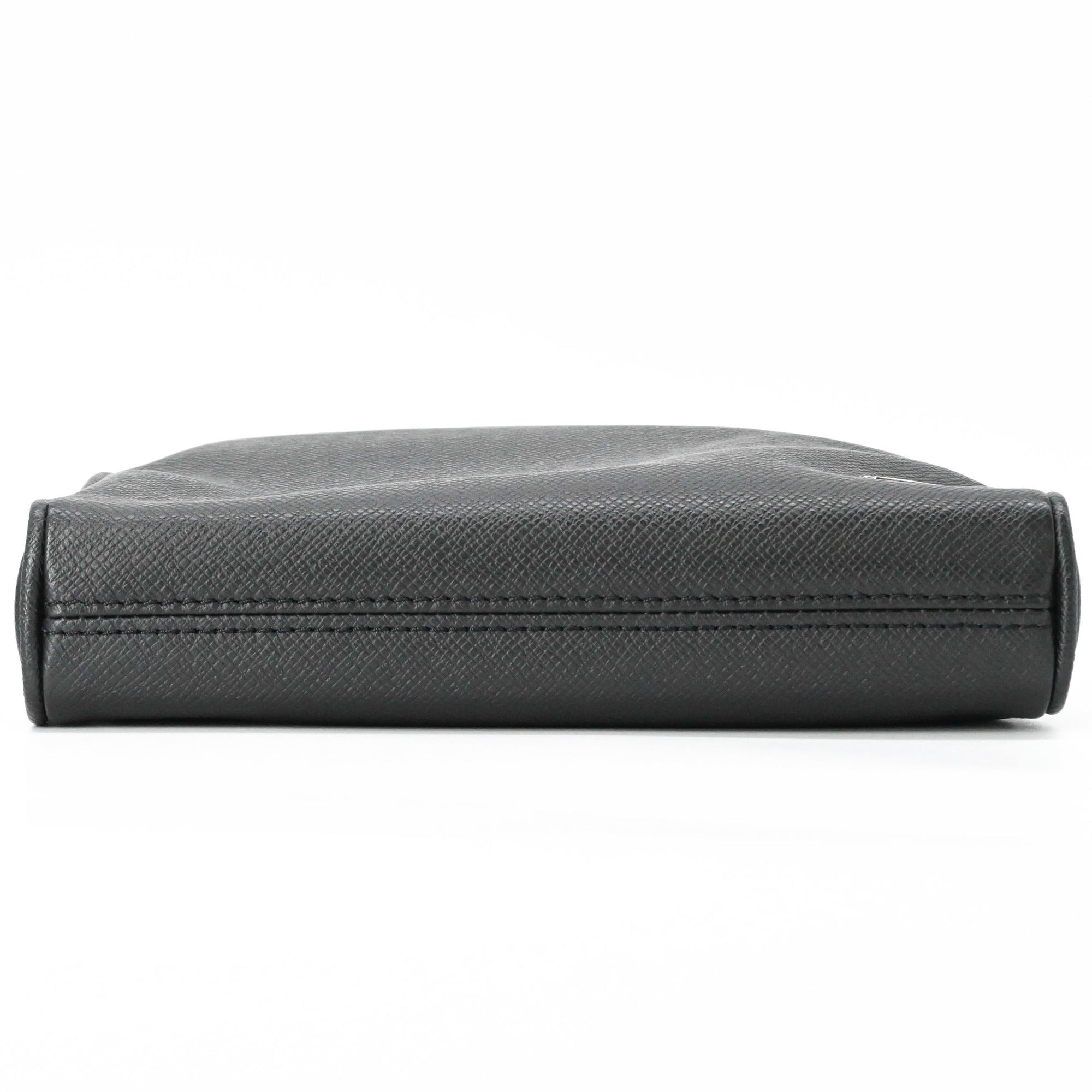Louis Vuitton Black Taiga Leather Shoulder Bag (Pre-Owned)