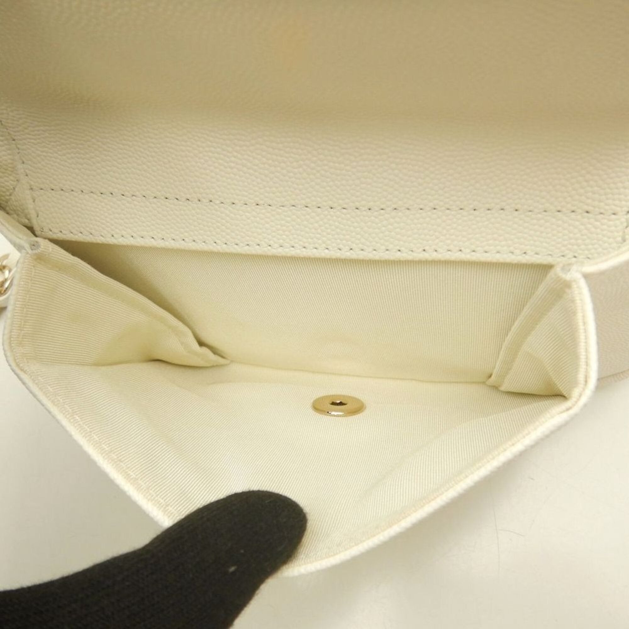 Chanel White Grained Calfskin Shoulder Bag (Pre-Owned)