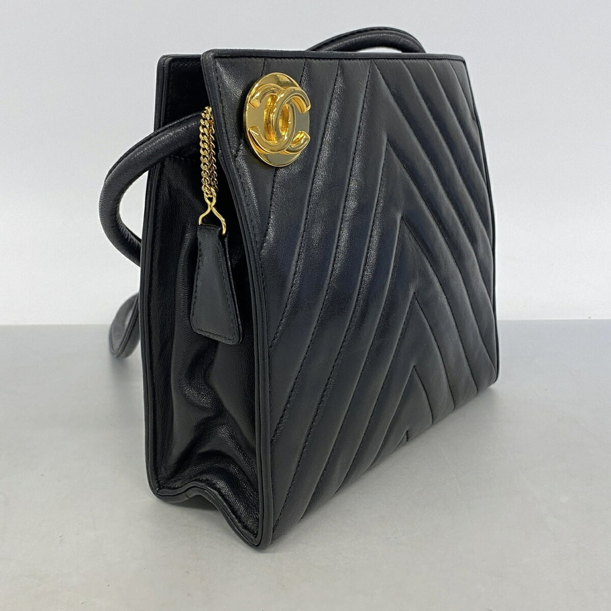 Chanel Black Leather Shoulder Bag (Pre-Owned)