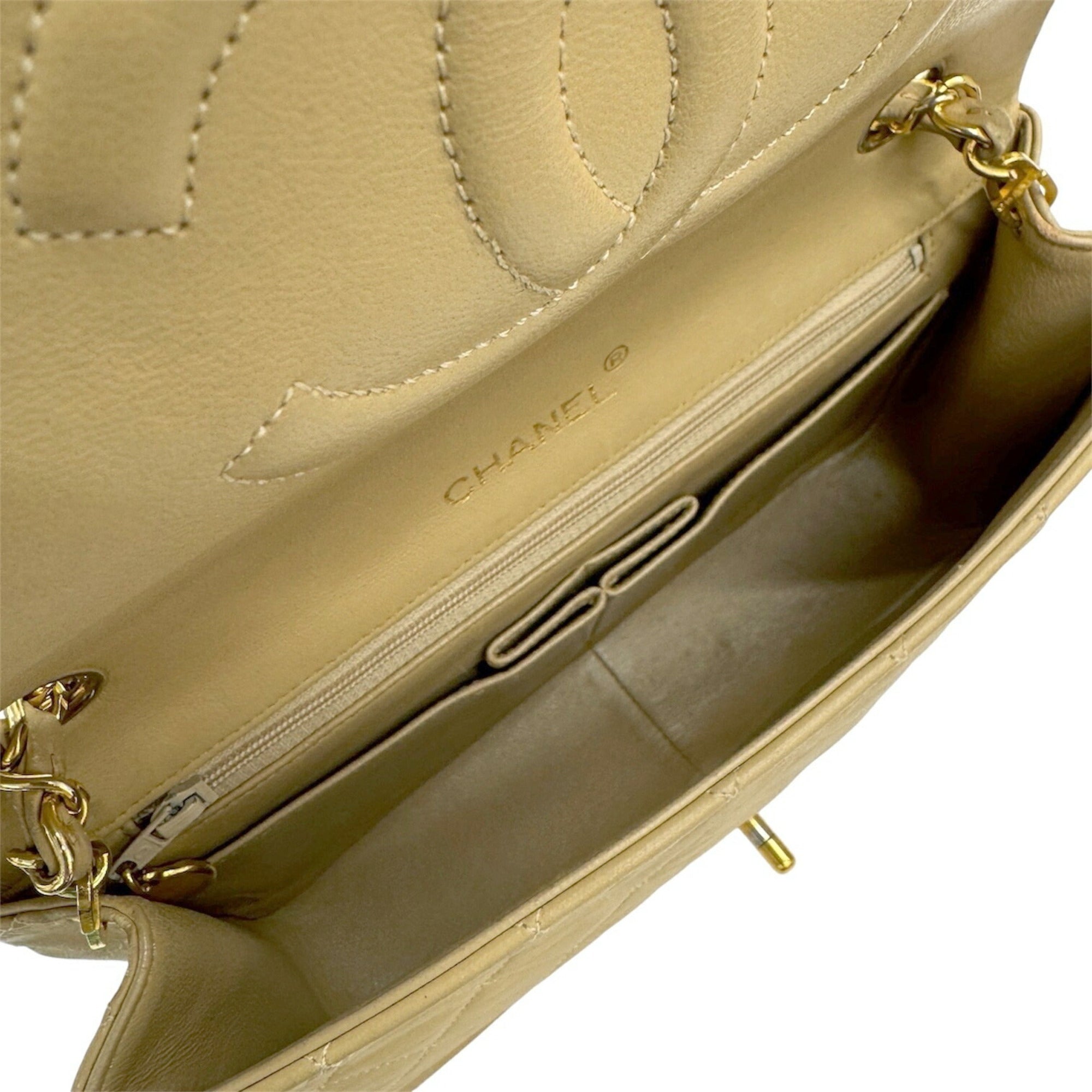 Chanel Matelasse Beige Leather Shoulder Bag (Pre-Owned)