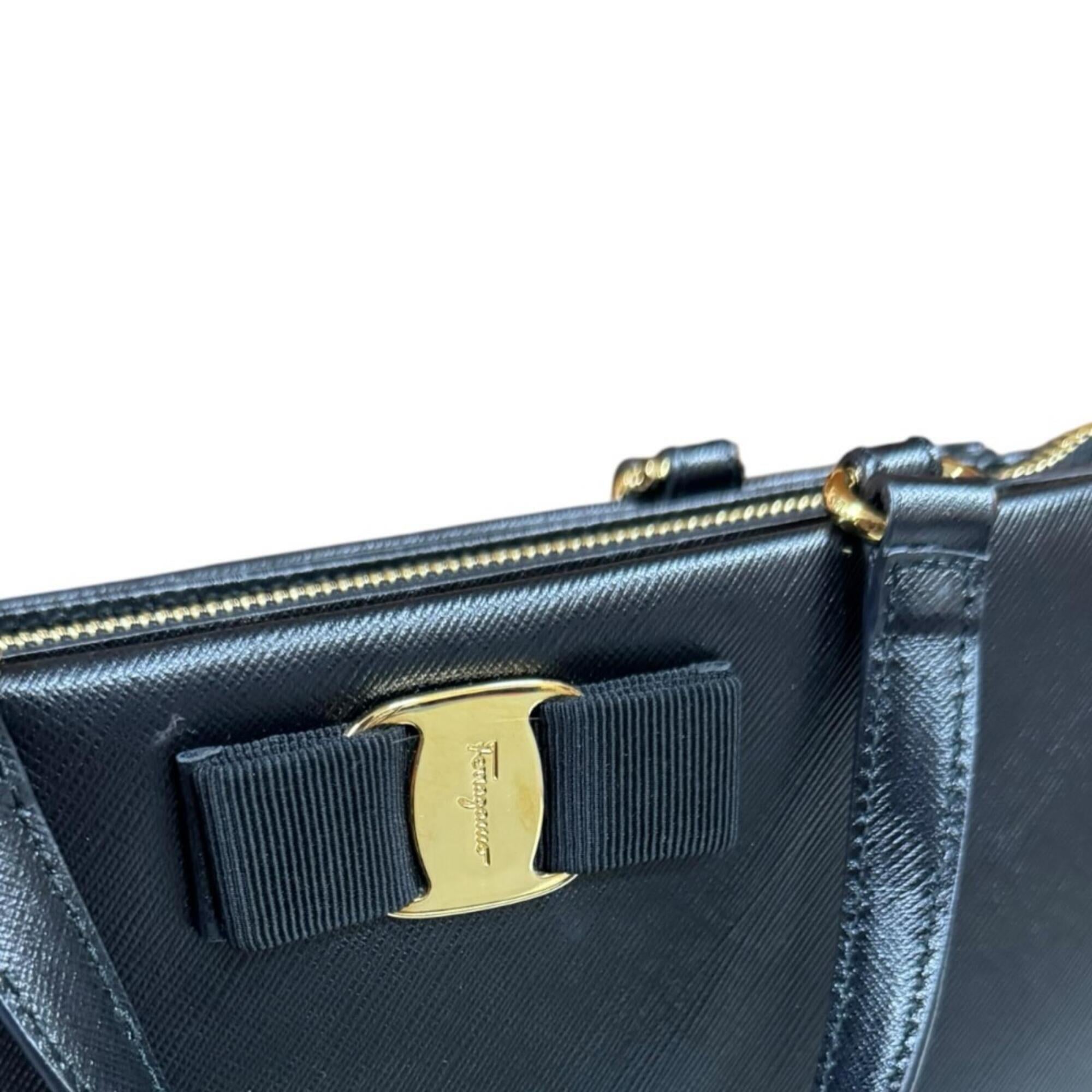 Salvatore Ferragamo Black Leather Shoulder Bag (Pre-Owned)