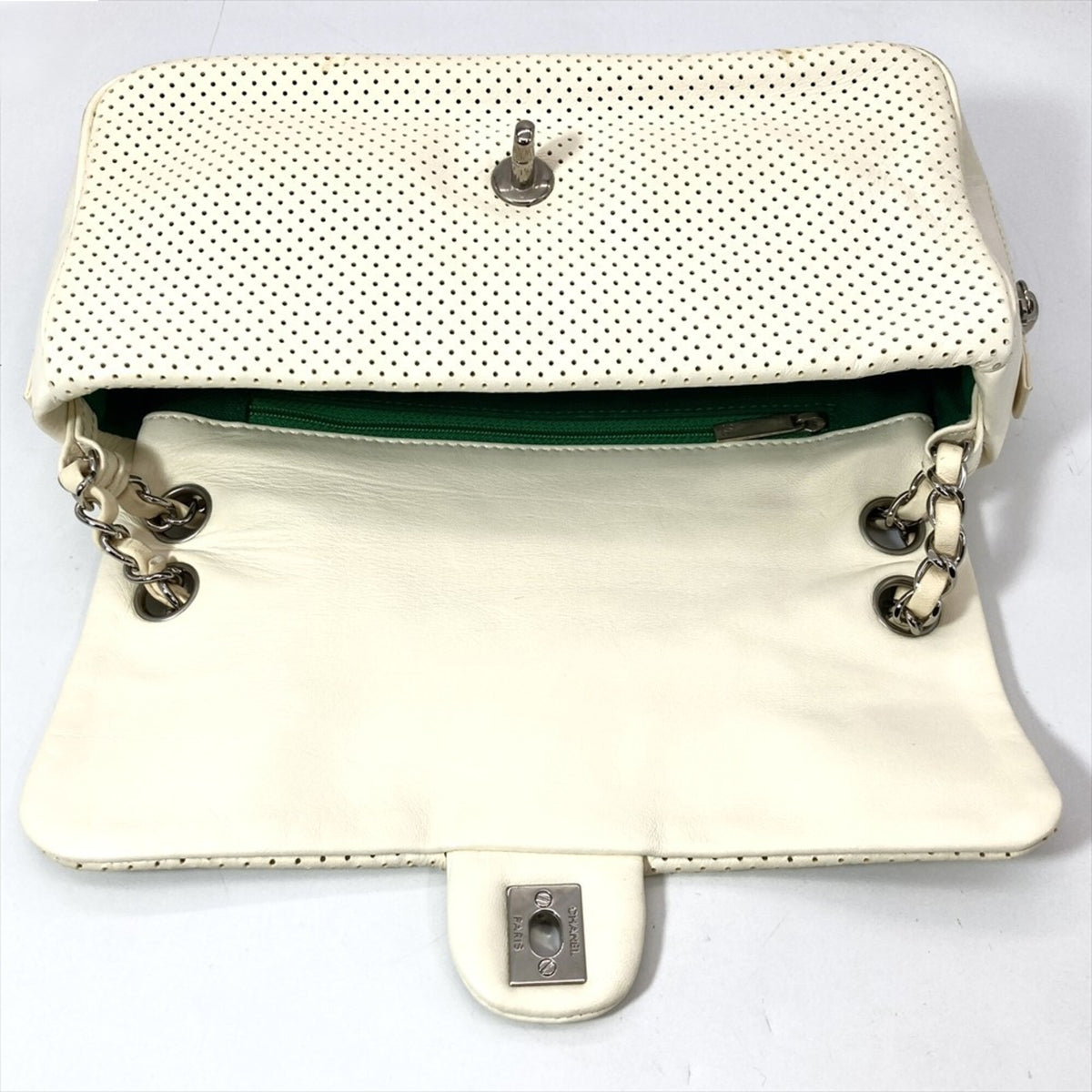 Chanel Green White Shoulder Bag (Pre-Owned)